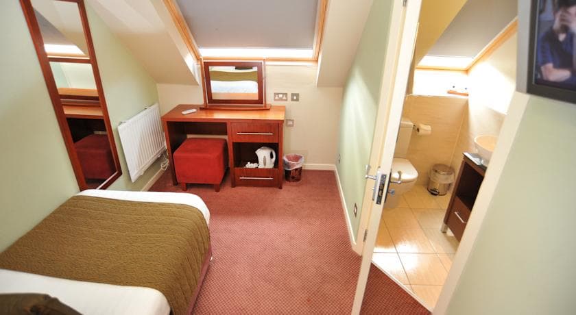 Golden Lion Hotel, Room