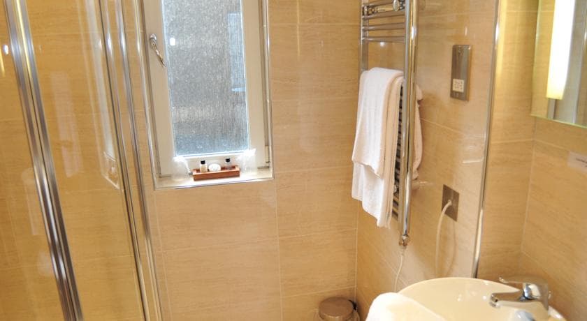 Golden Lion Hotel, Room