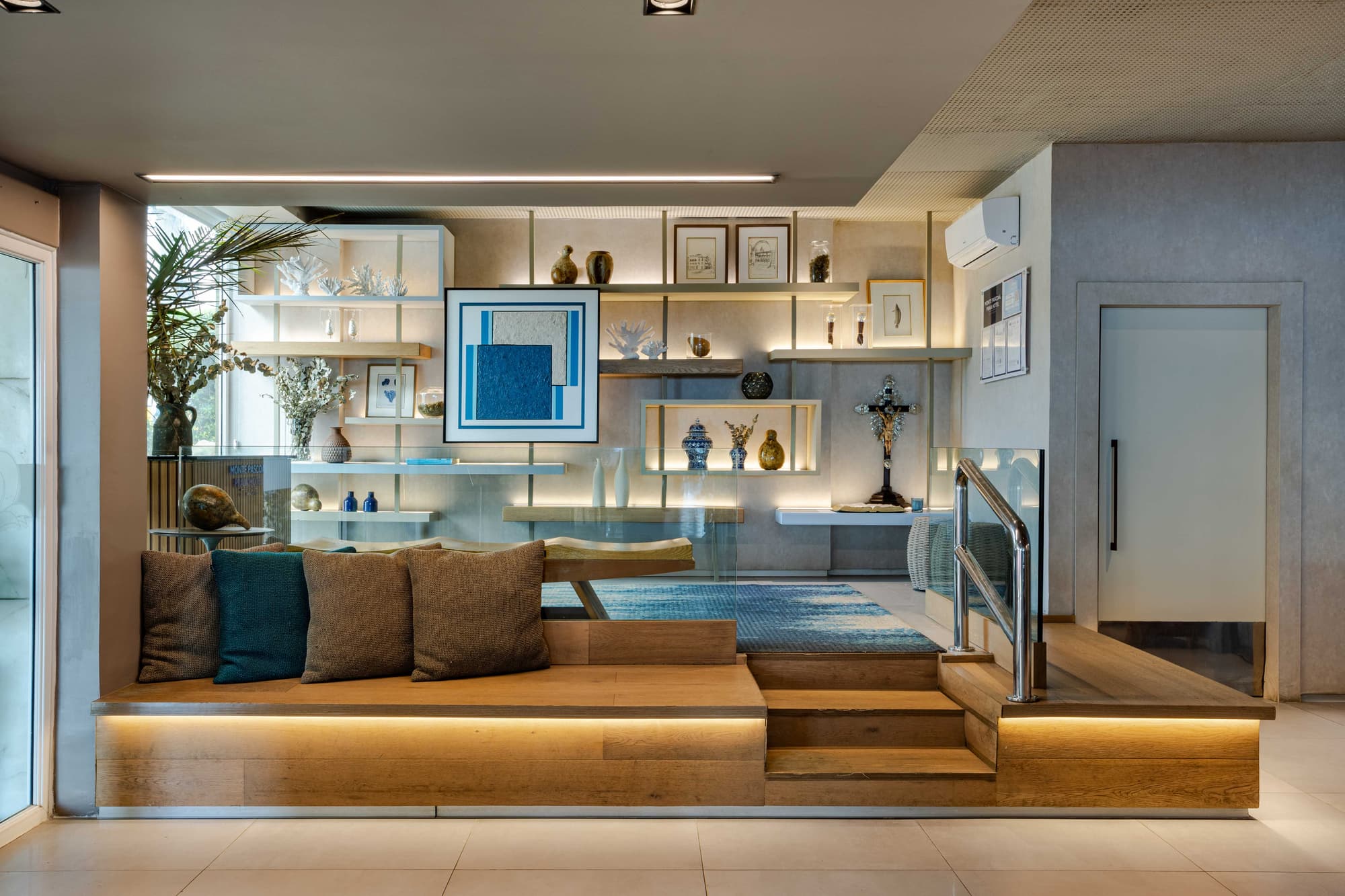 Monte Pascoal, Lobby