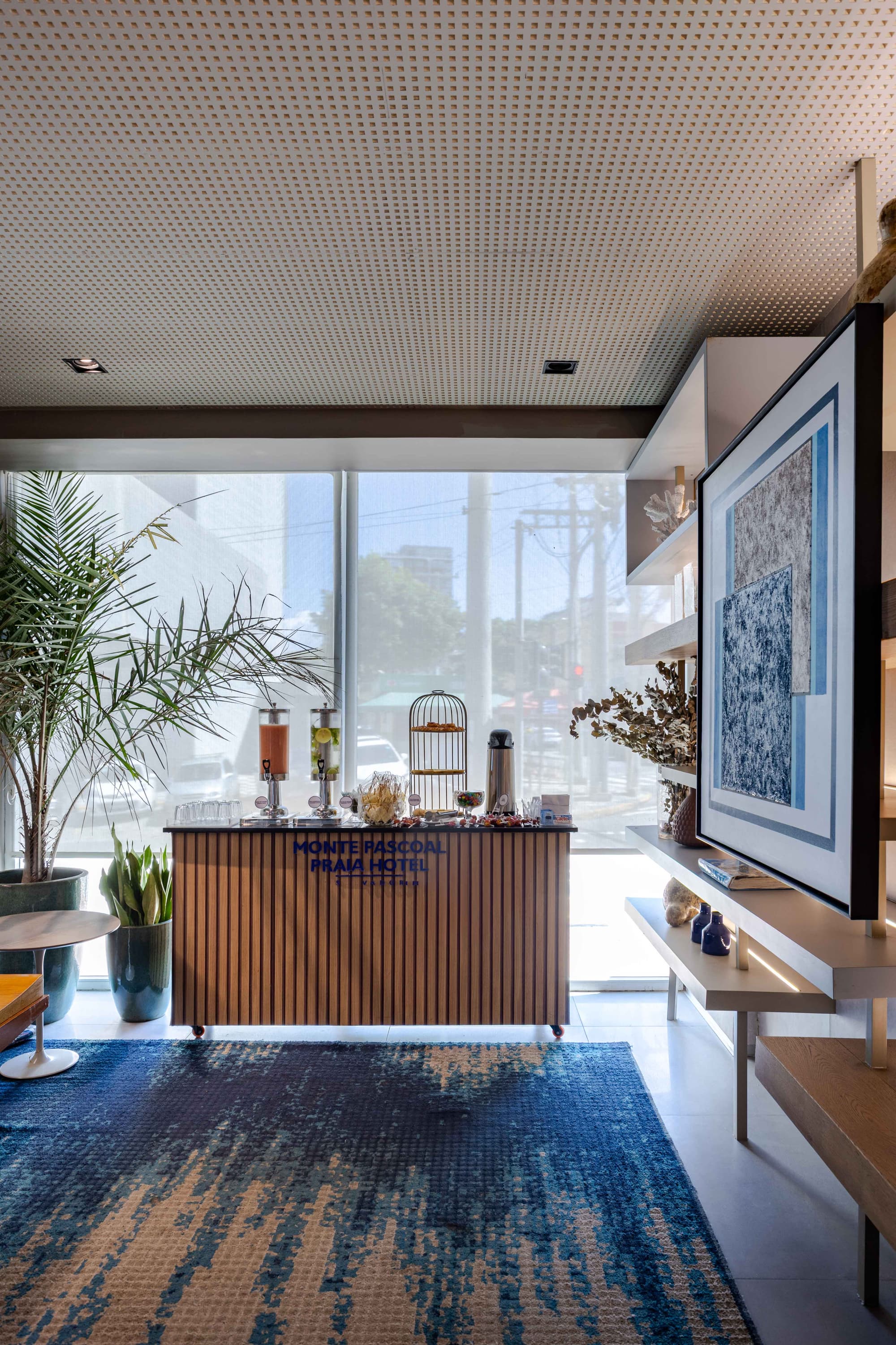 Monte Pascoal, Lobby