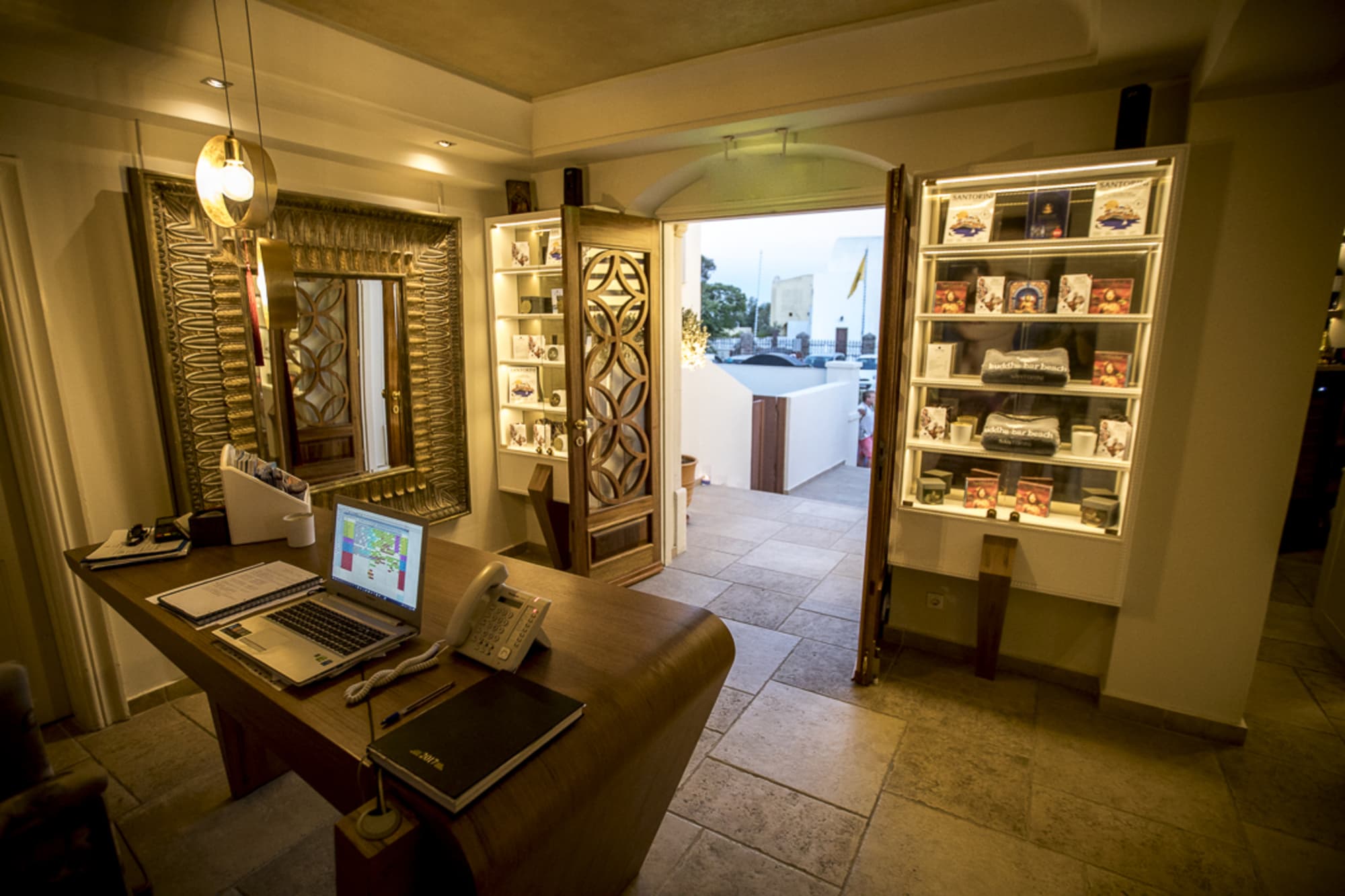 La Maltese Caldera Concept, Lobby