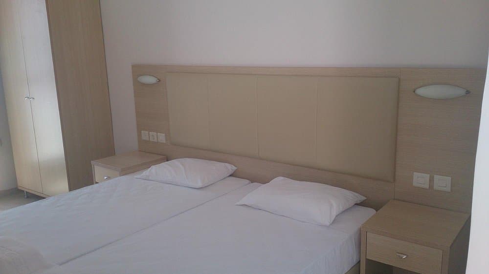 Naxos Sun Studios, Room