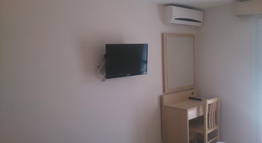 Naxos Sun Studios, Room