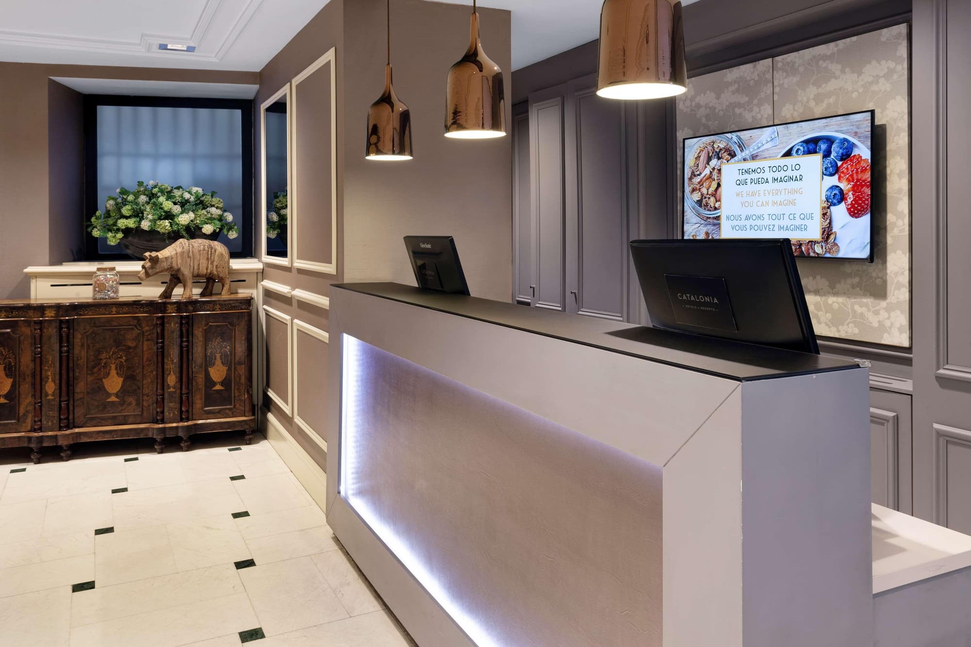 Catalonia las Cortes, Lobby