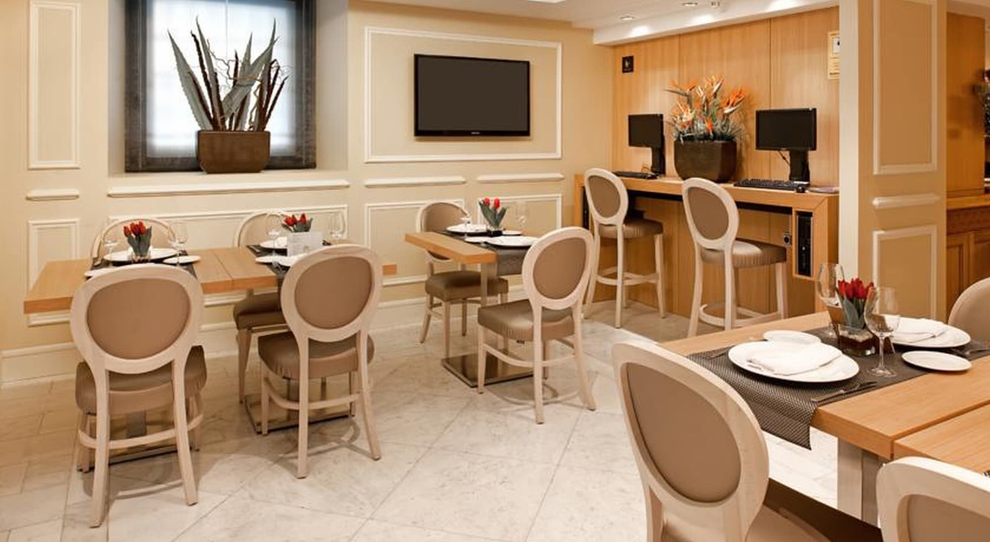 Catalonia las Cortes, Restaurant