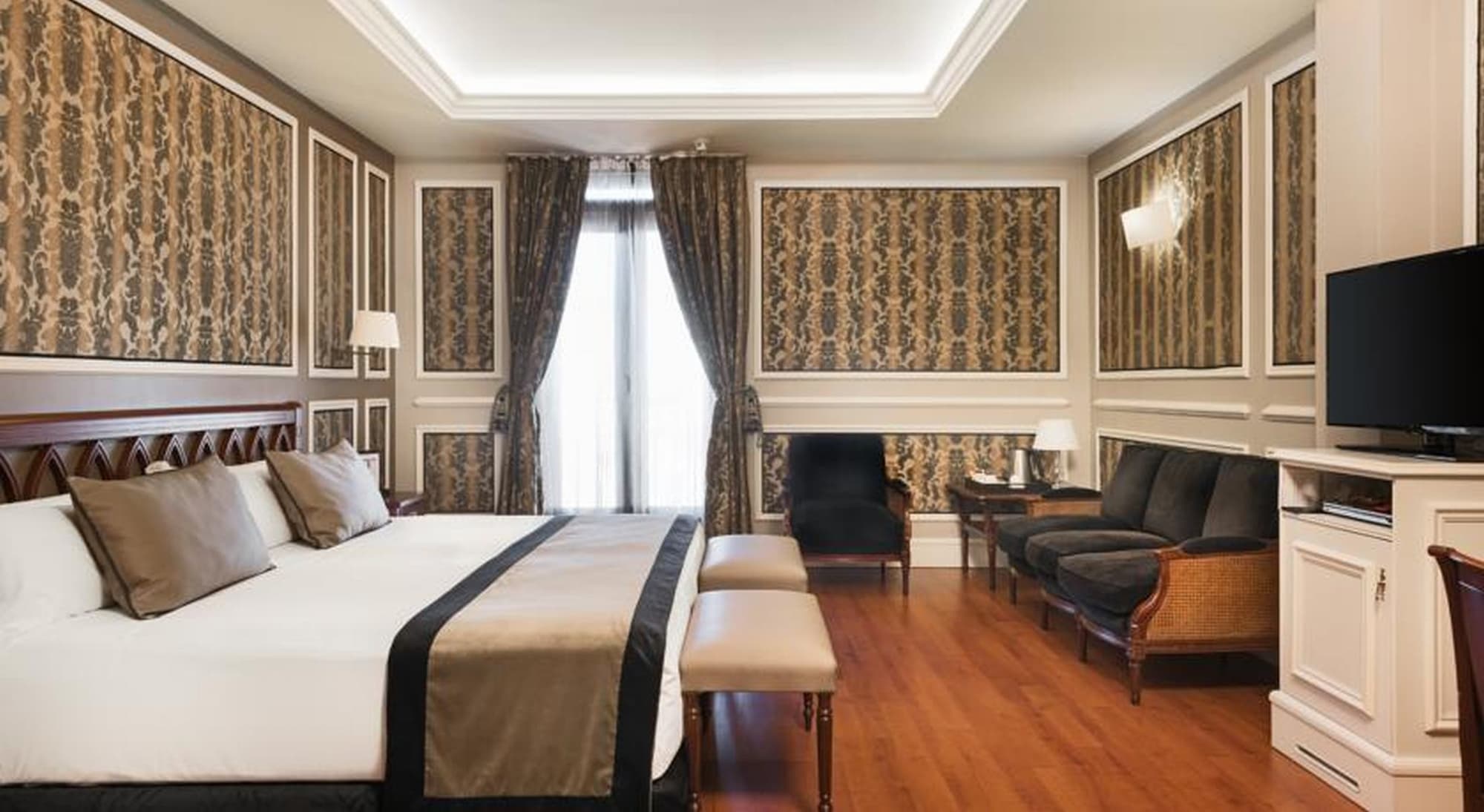 Catalonia las Cortes, Room