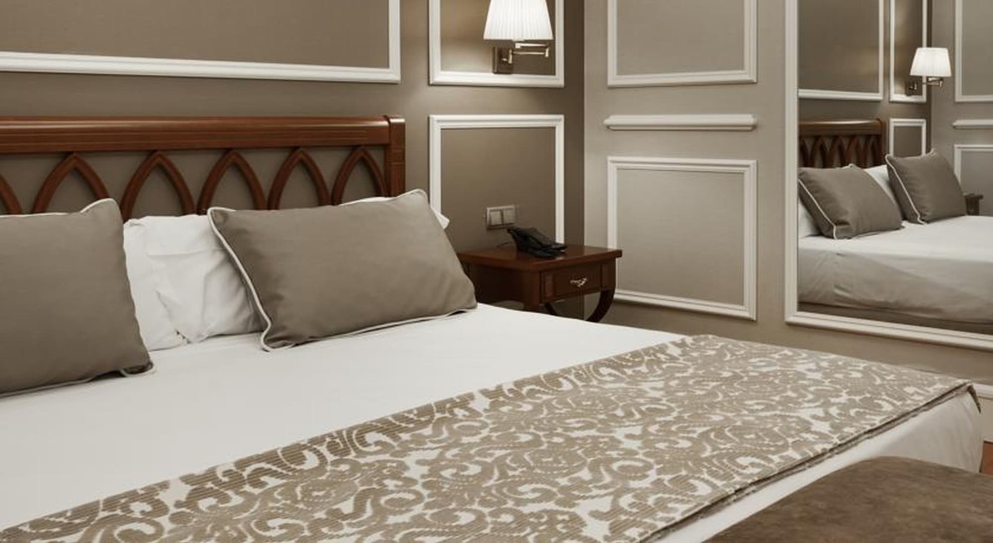 Catalonia las Cortes, Room