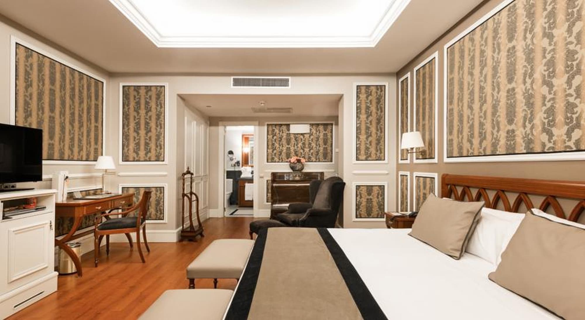 Catalonia las Cortes, Room