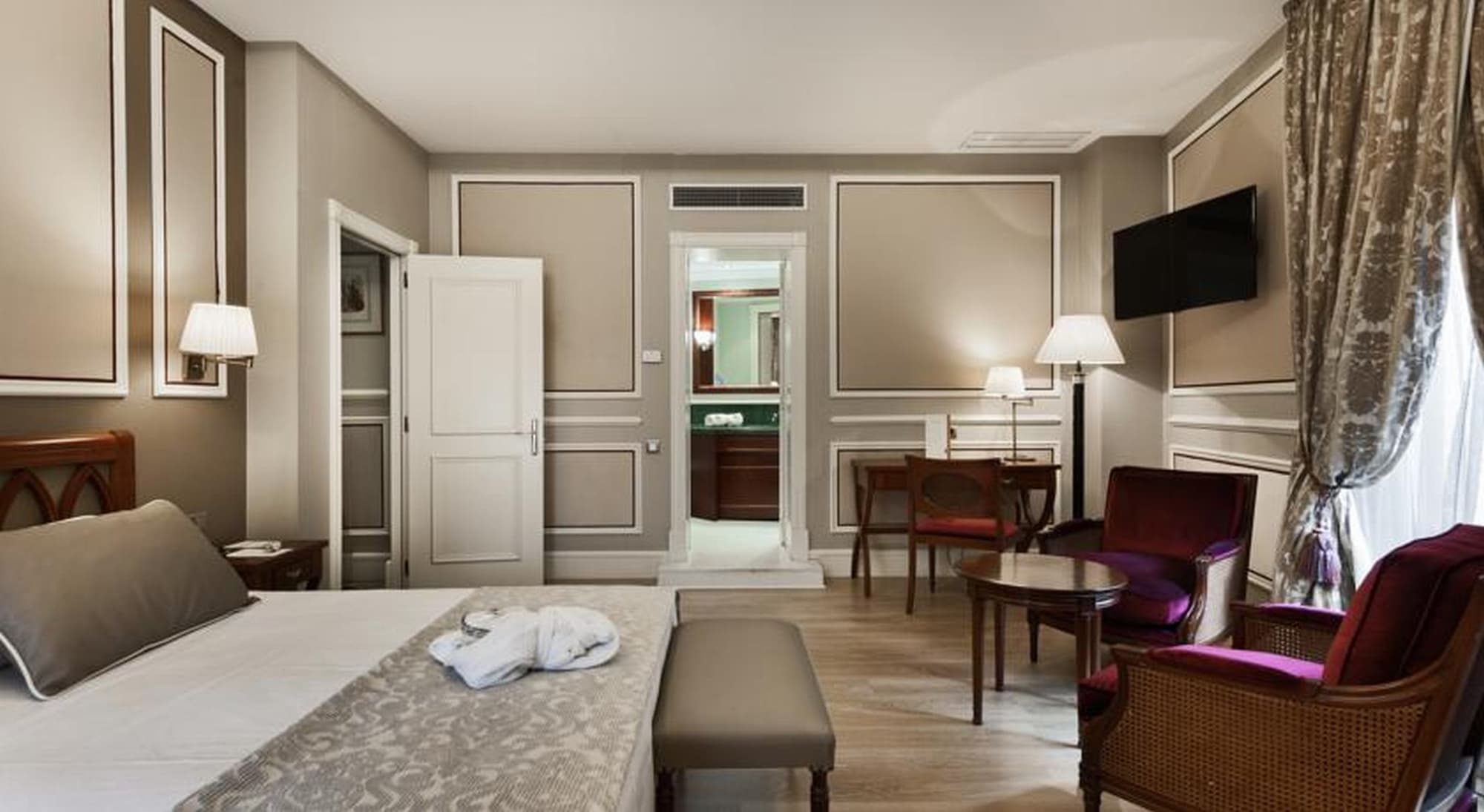 Catalonia las Cortes, Room