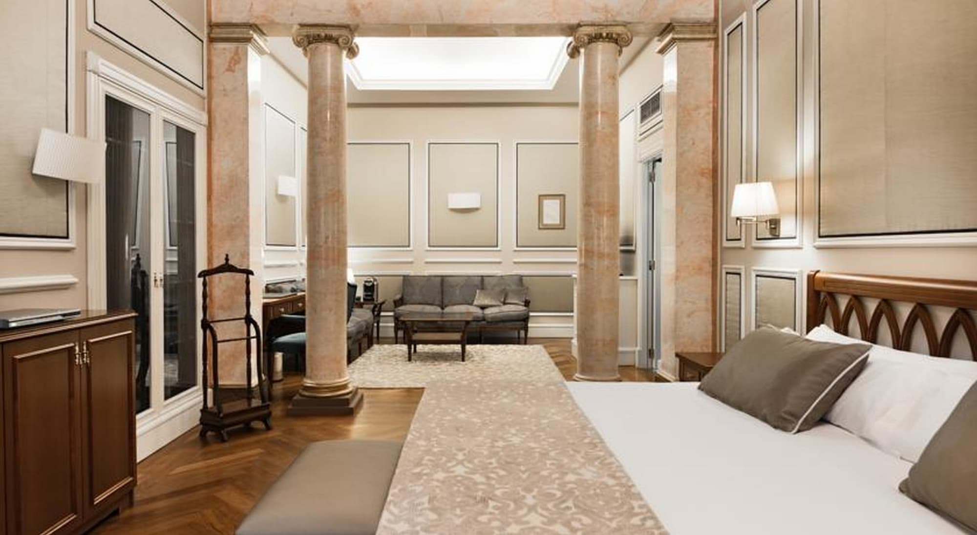 Catalonia las Cortes, Room