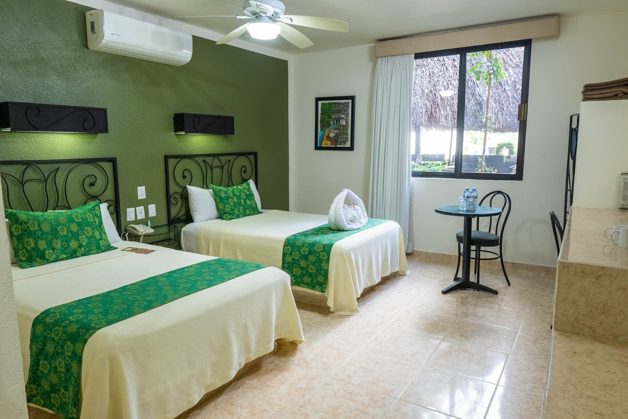 Maya Tulipanes, Room