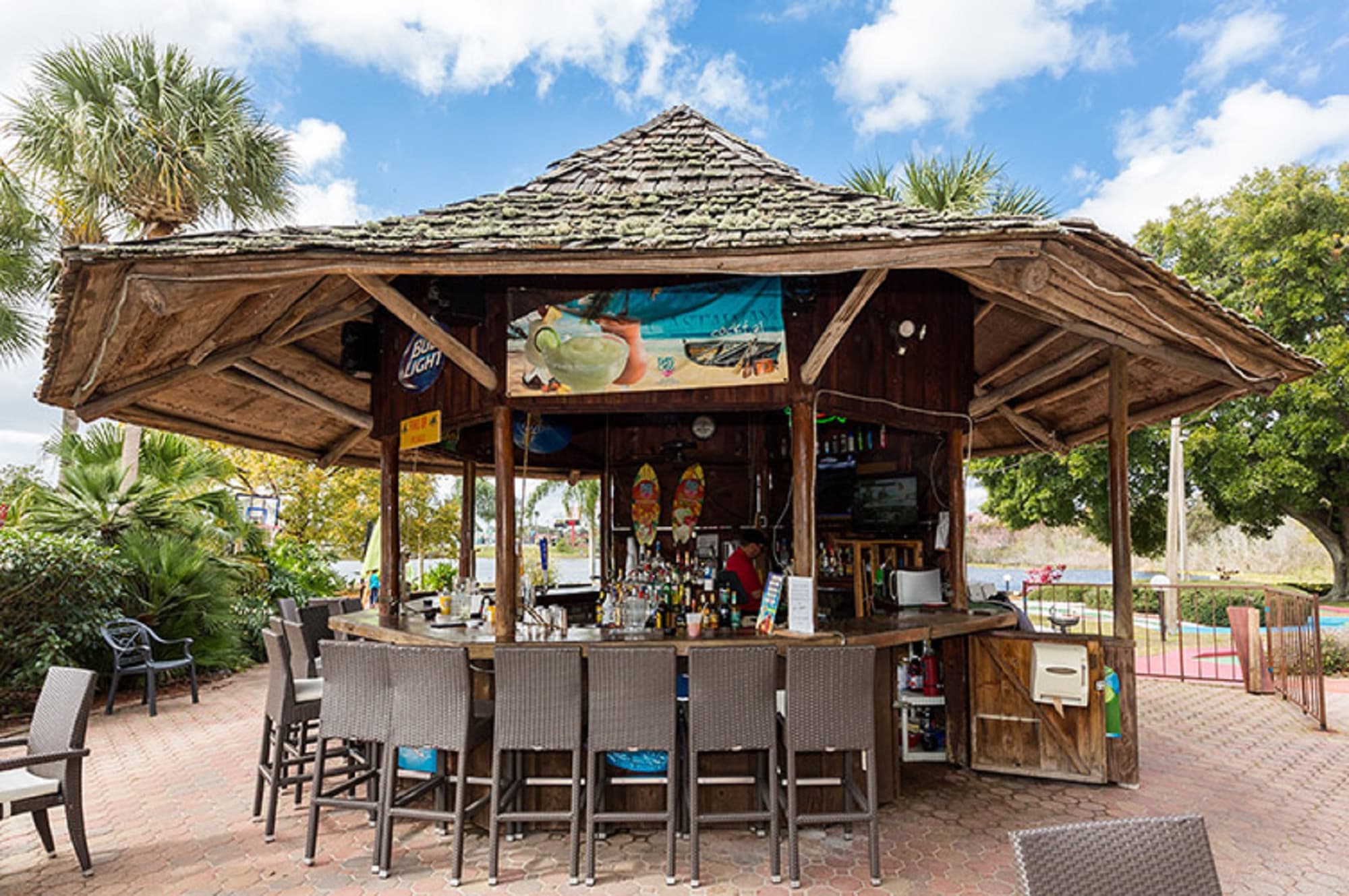 Maingate Lakeside Resort, Bar