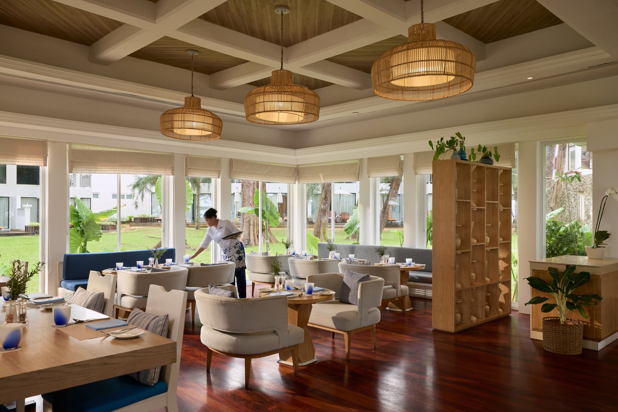 Dusit Thani Laguna Phuket, Restaurant