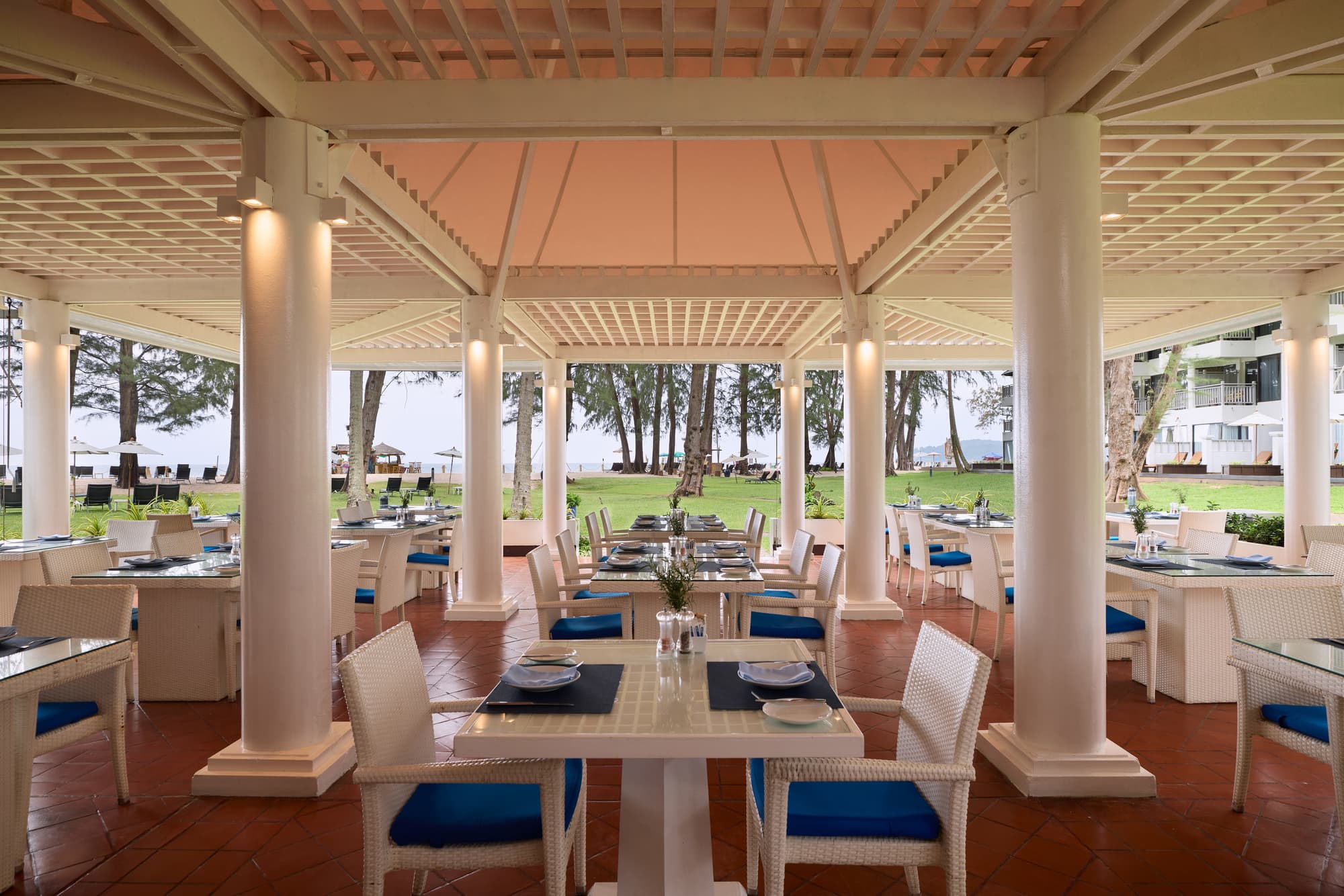 Dusit Thani Laguna Phuket, Restaurant