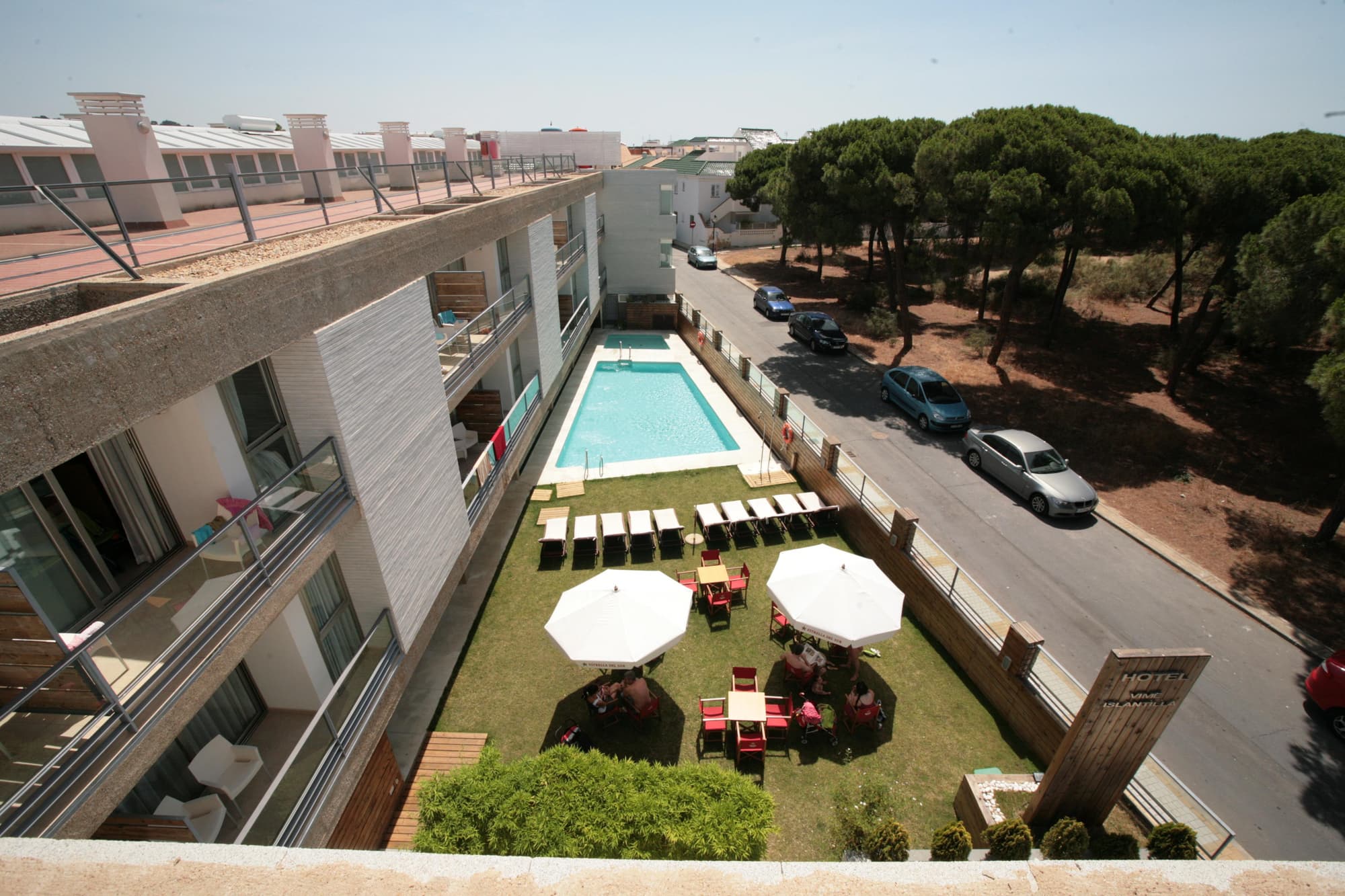 On Family Islantilla, Pool