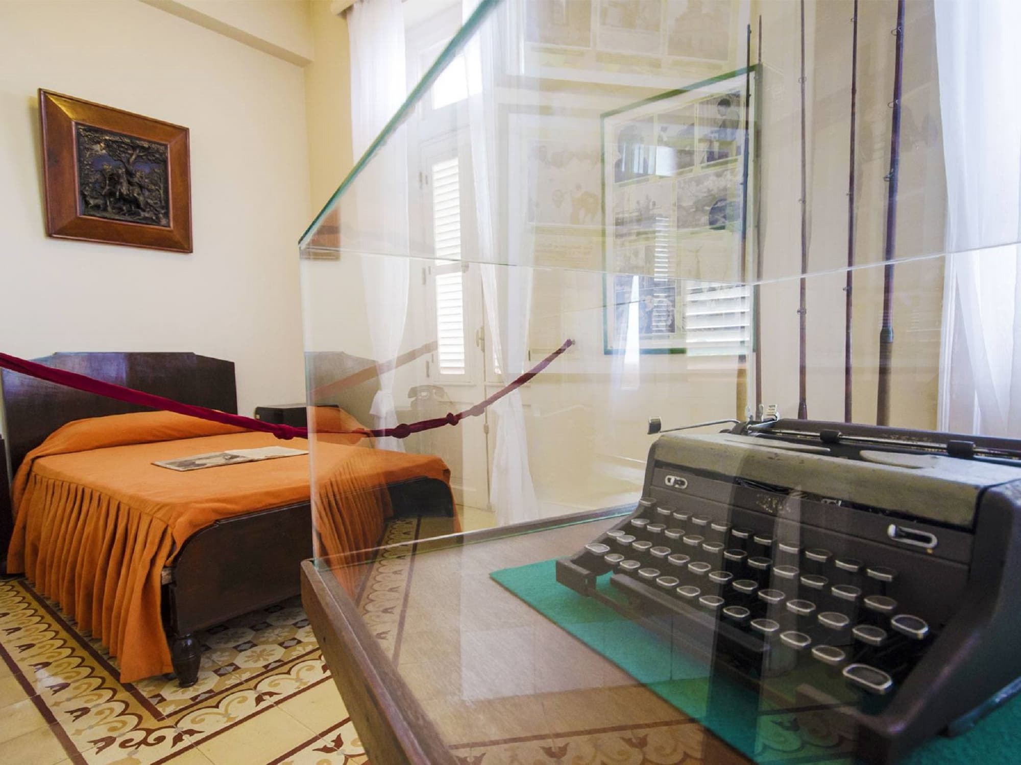 Ambos Mundos, Sports and Entertainment