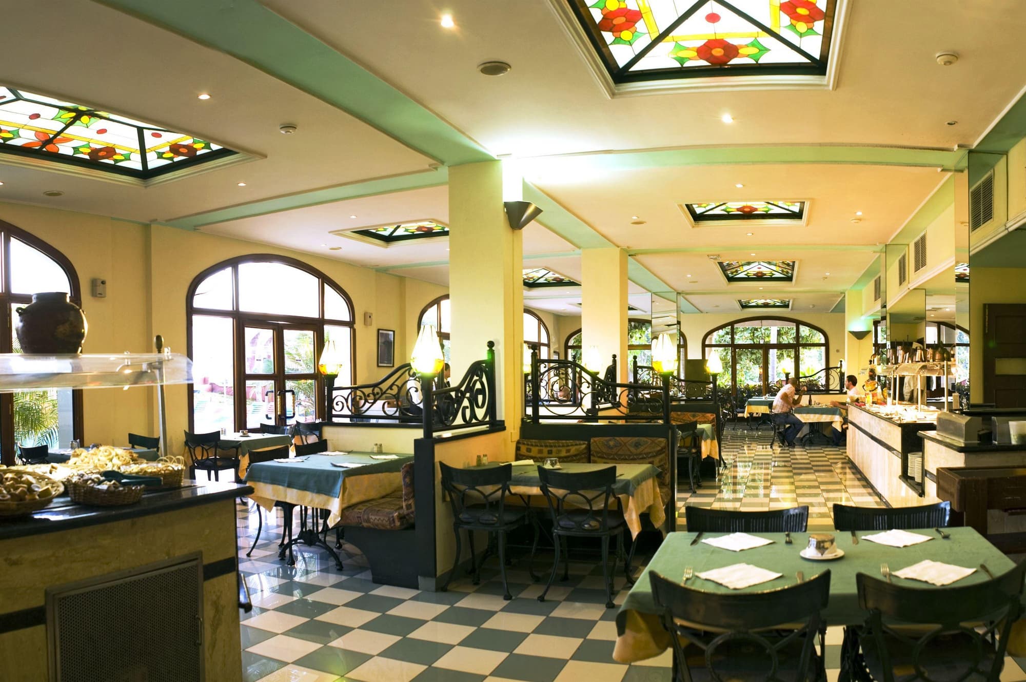 ROC Presidente, Restaurant