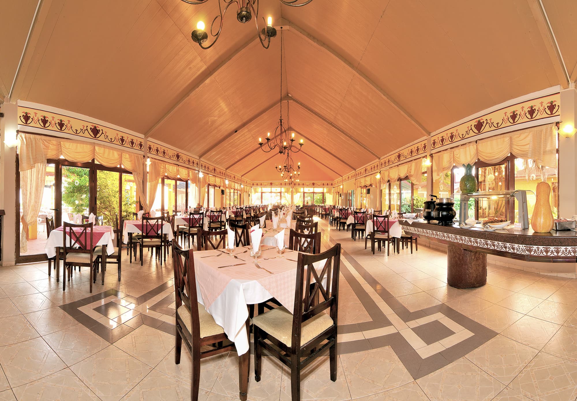 Las Cuevas, Restaurant