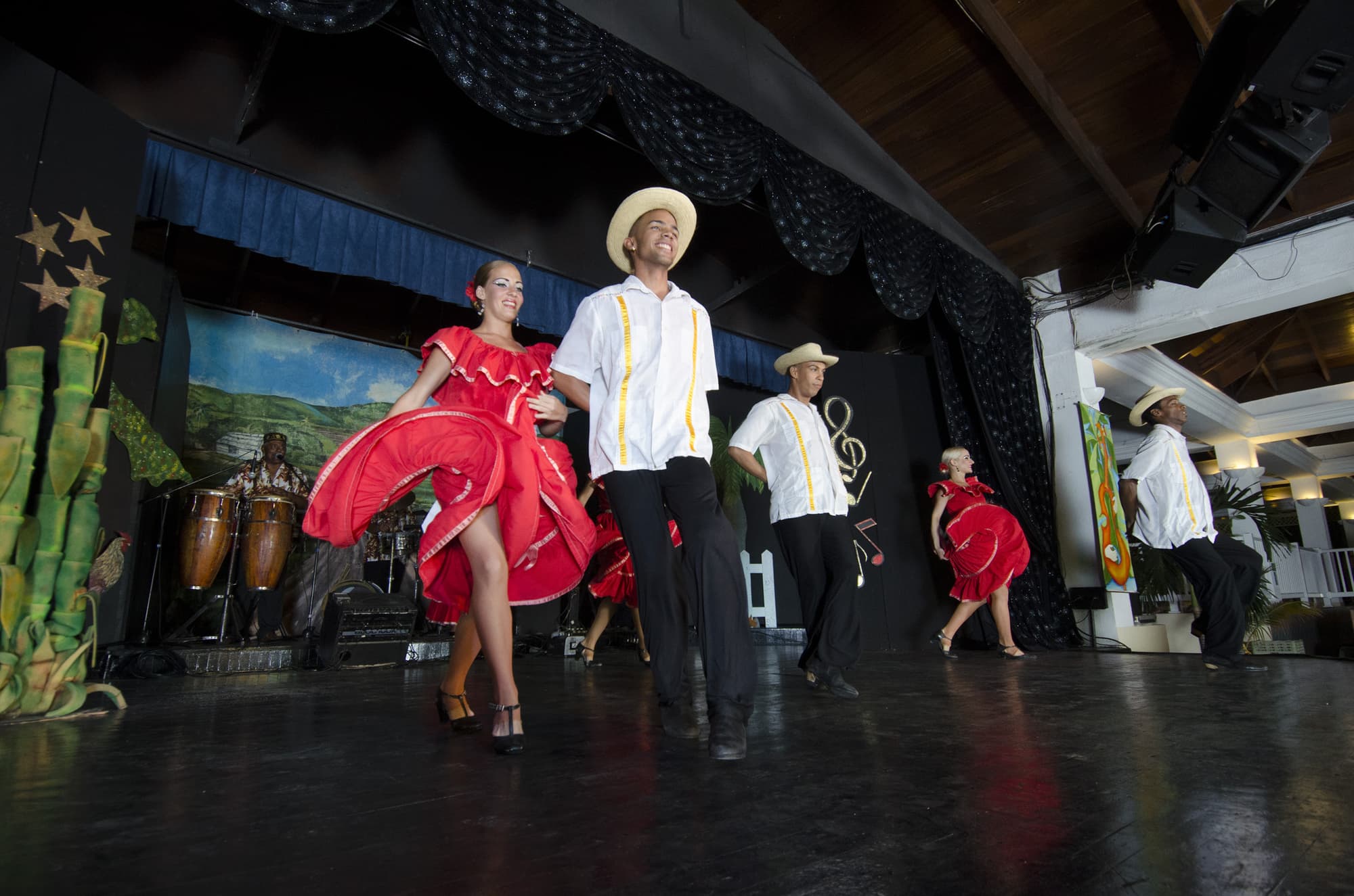 Hotel Los Cactus, Sports and Entertainment