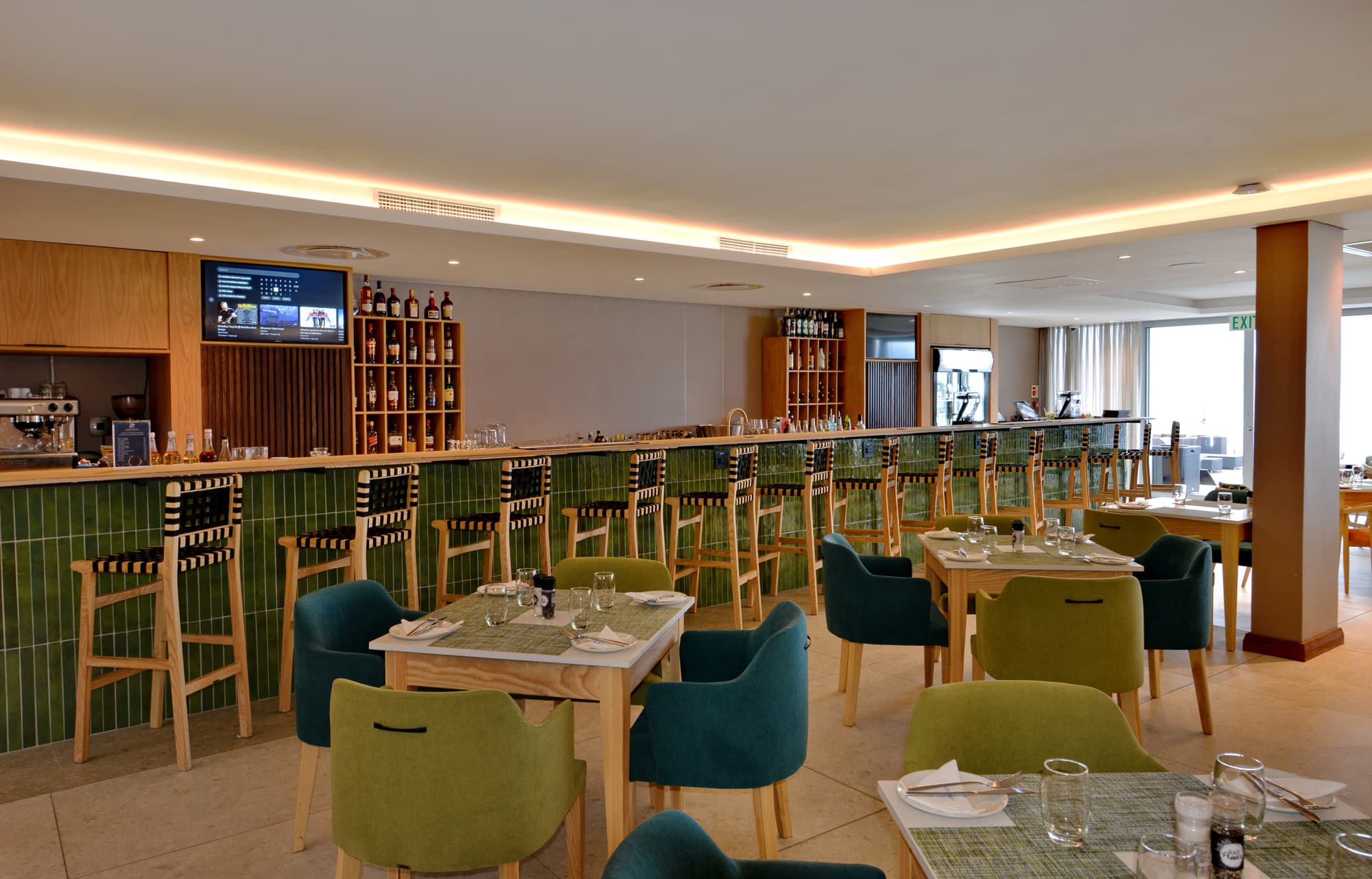 Lagoon Beach Hotel, Bar