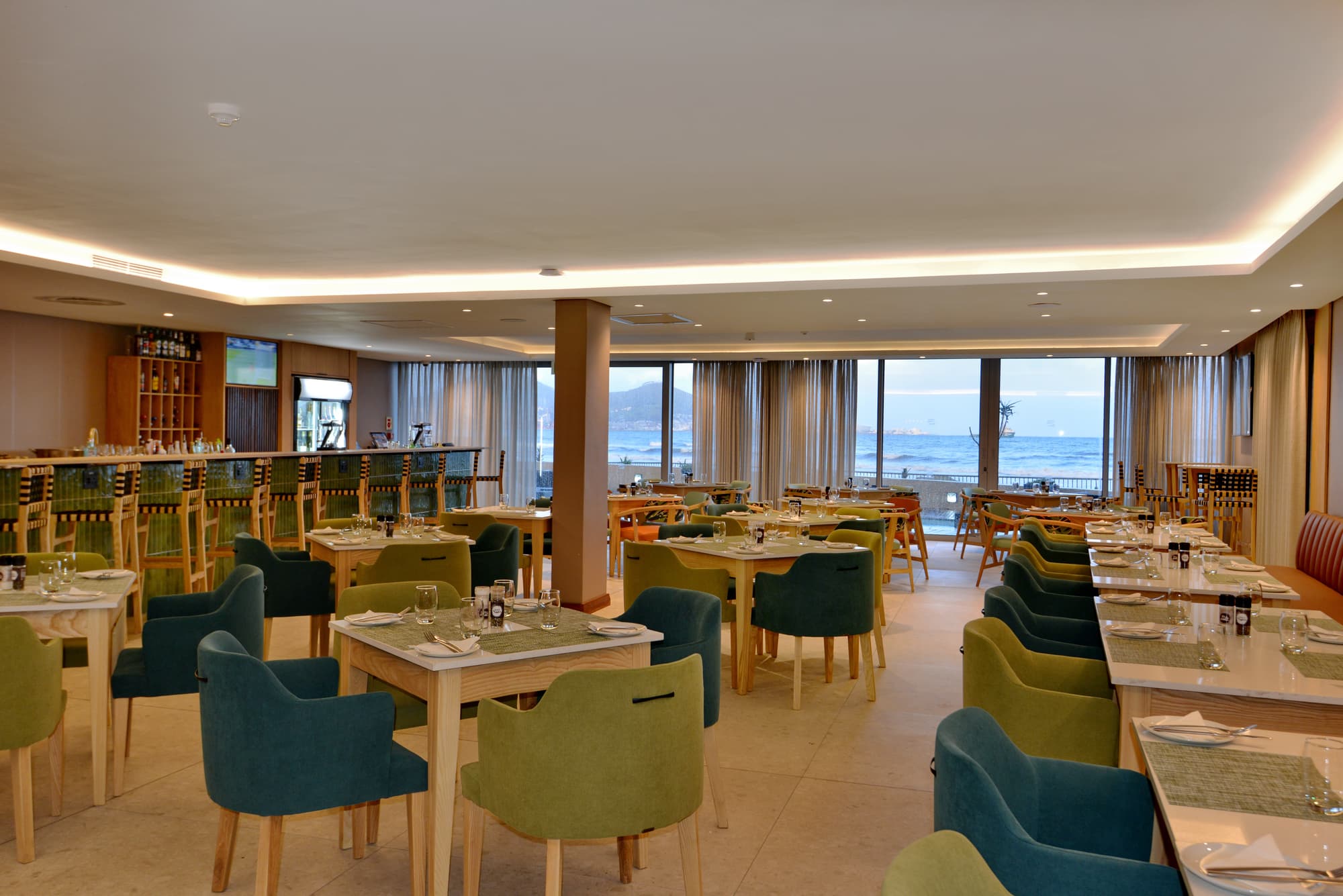 Lagoon Beach Hotel, Bar