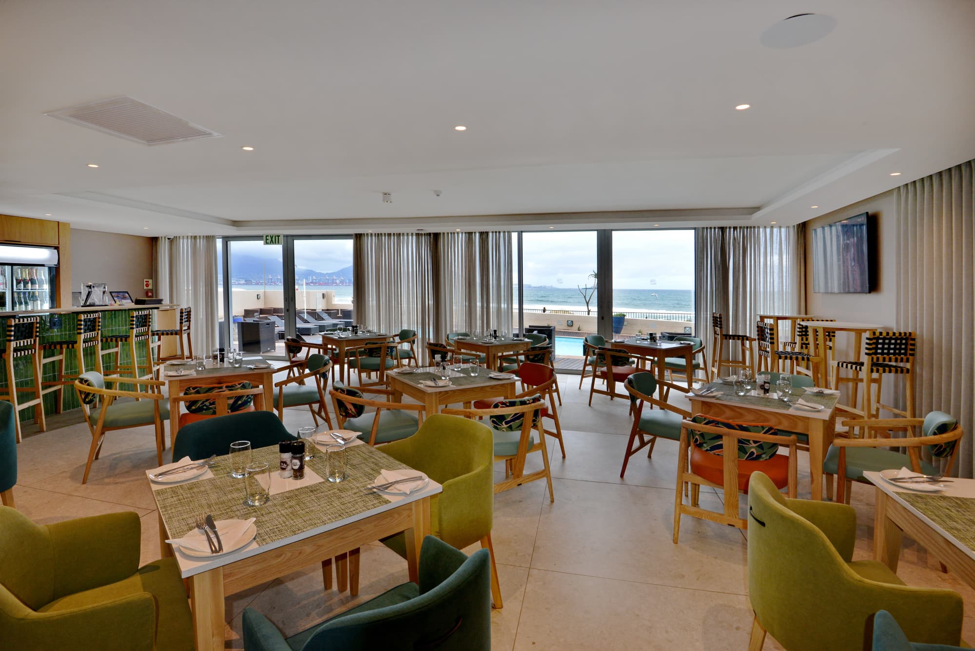 Lagoon Beach Hotel, Bar