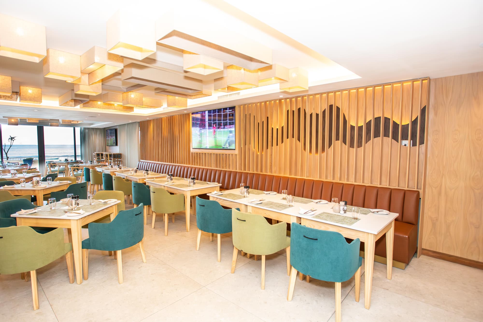 Lagoon Beach Hotel, Bar