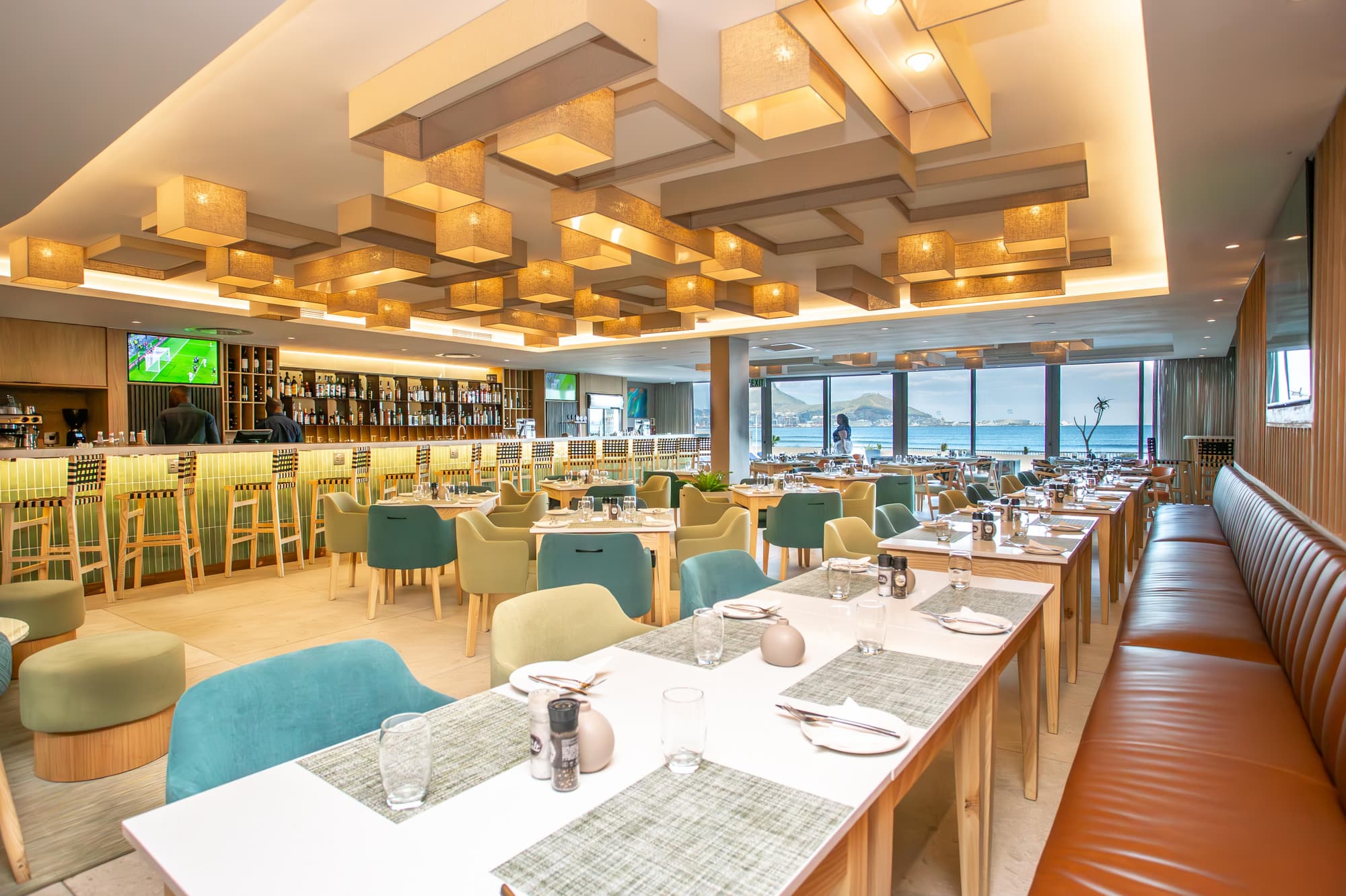 Lagoon Beach Hotel, Bar