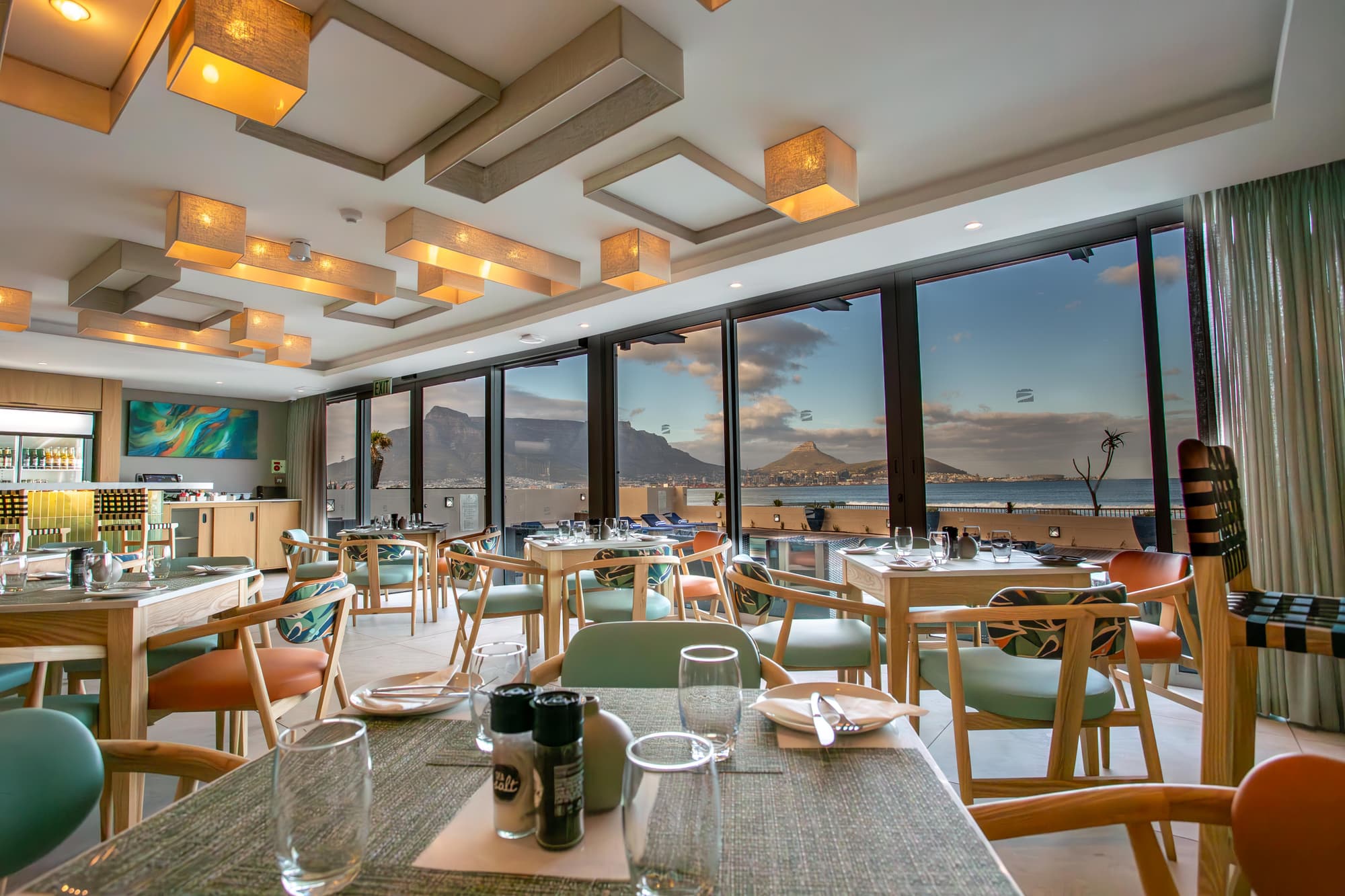 Lagoon Beach Hotel, Bar