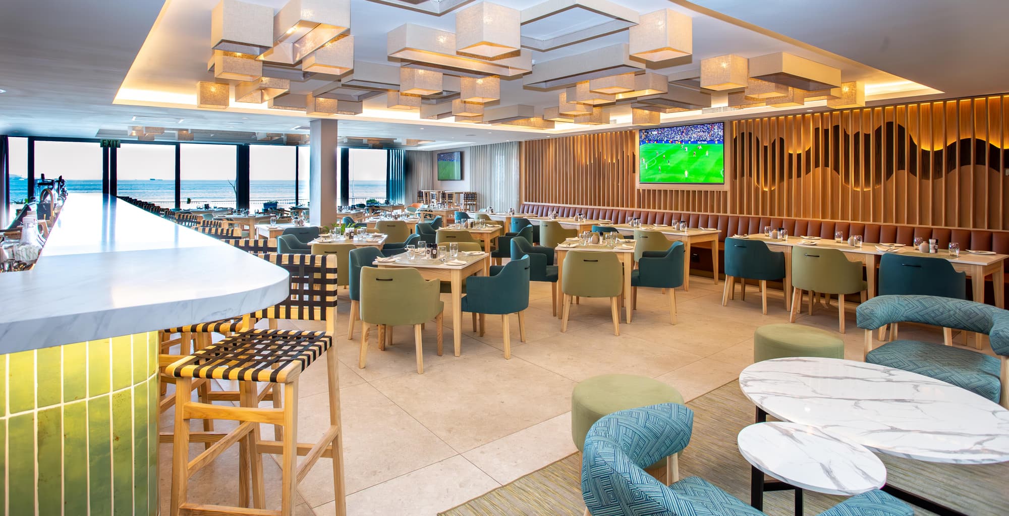 Lagoon Beach Hotel, Bar