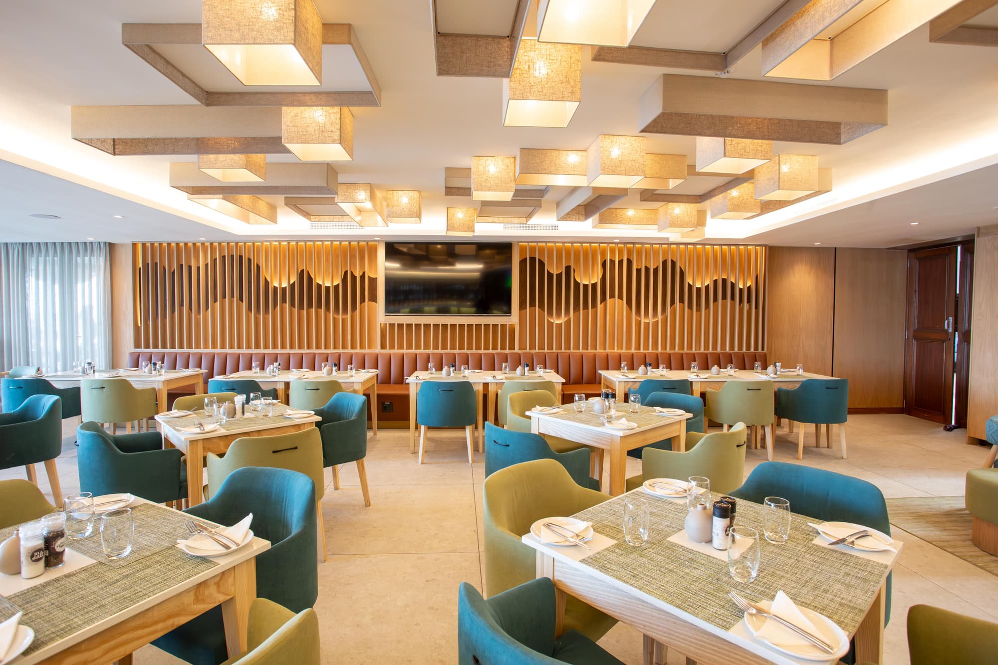 Lagoon Beach Hotel, Bar