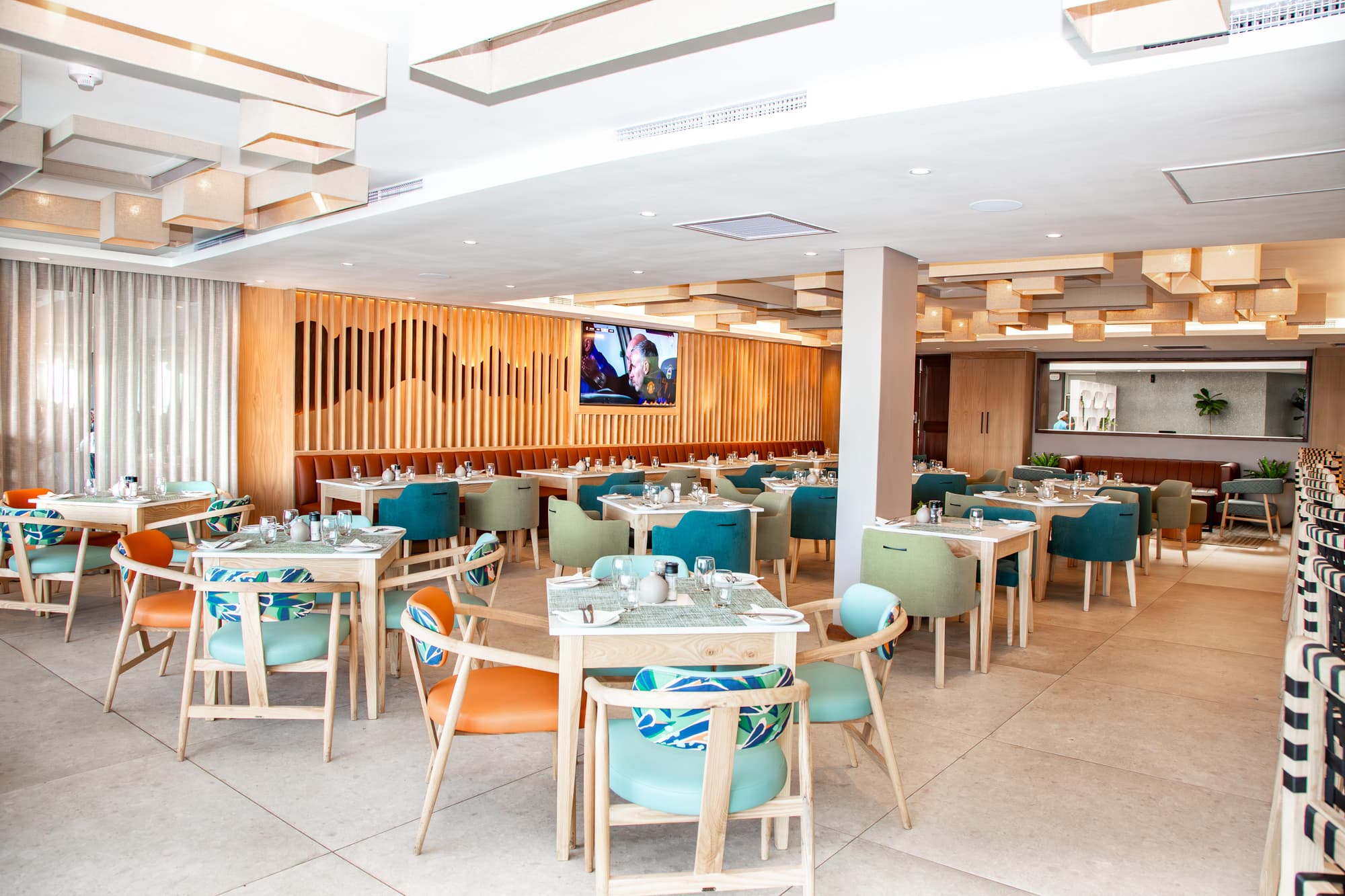 Lagoon Beach Hotel, Bar