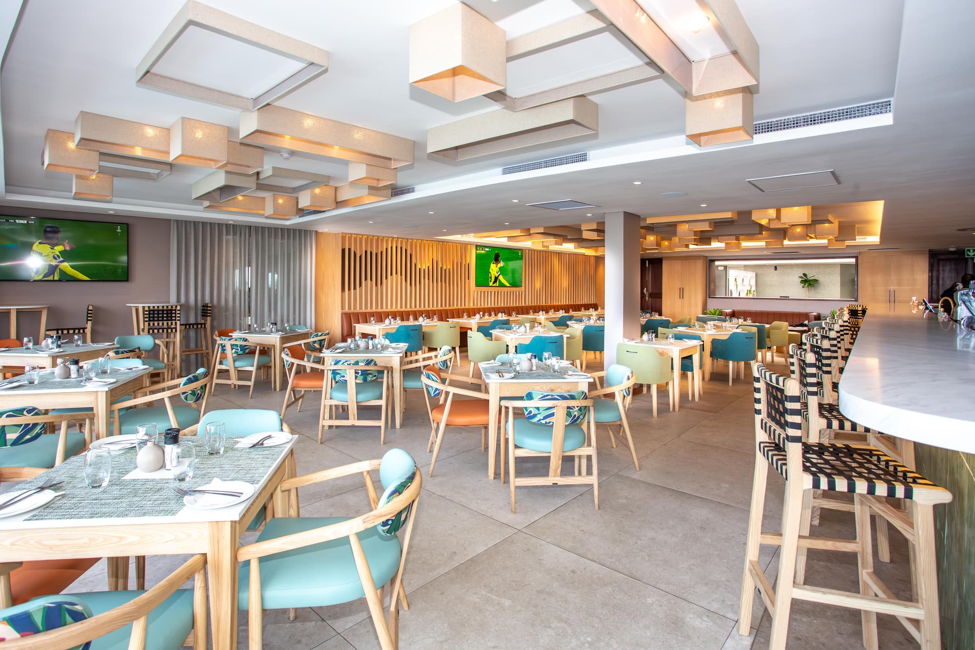 Lagoon Beach Hotel, Bar