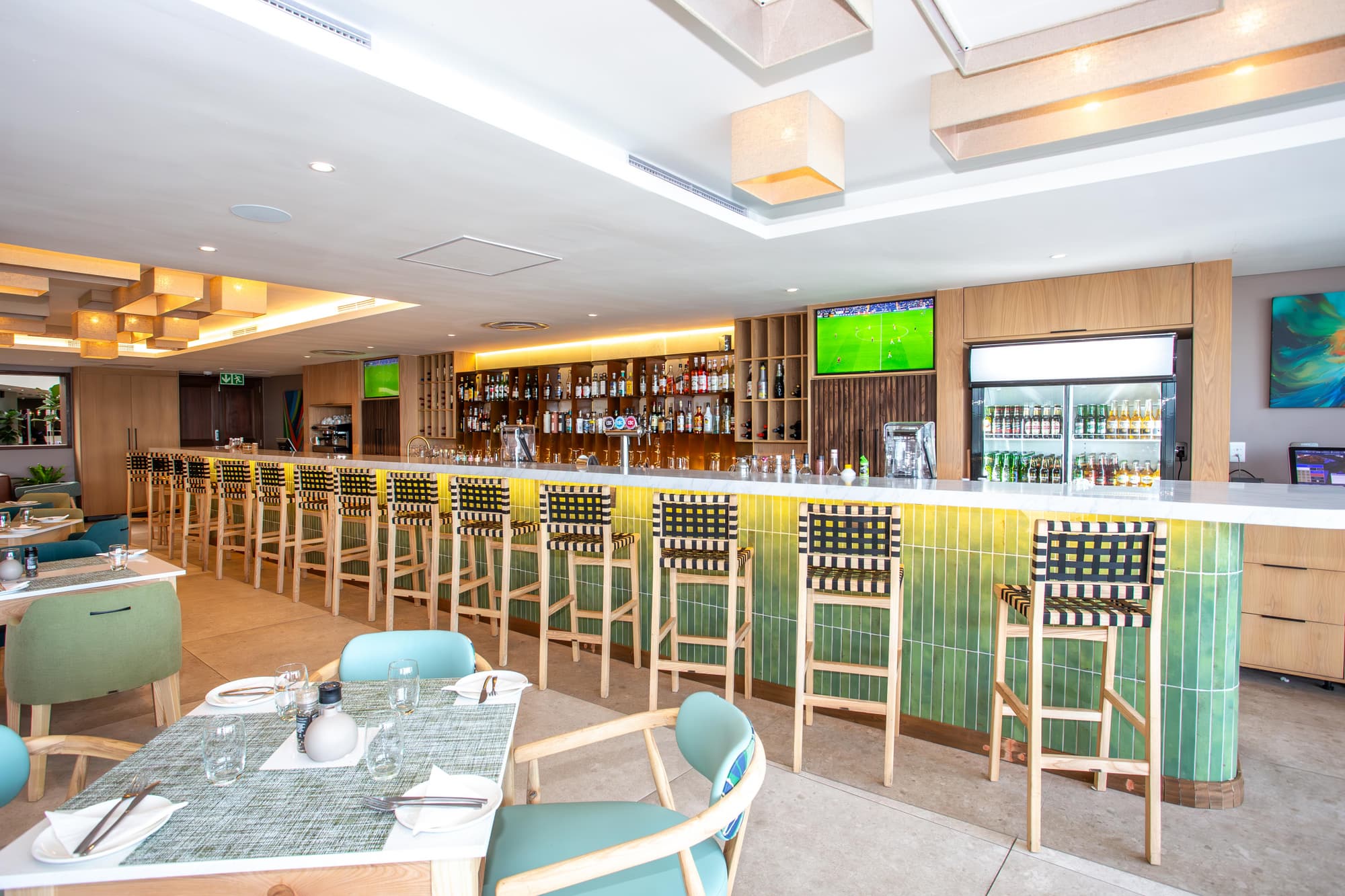 Lagoon Beach Hotel, Bar