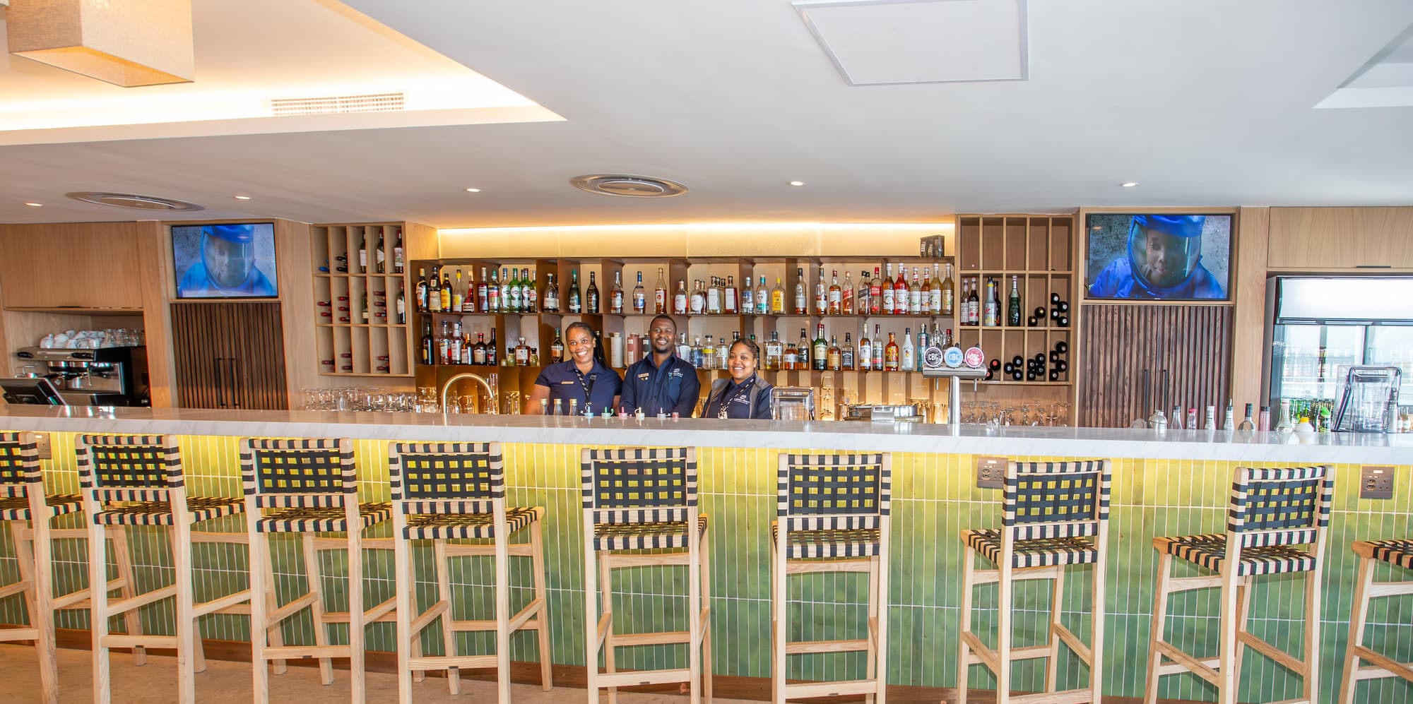 Lagoon Beach Hotel, Bar