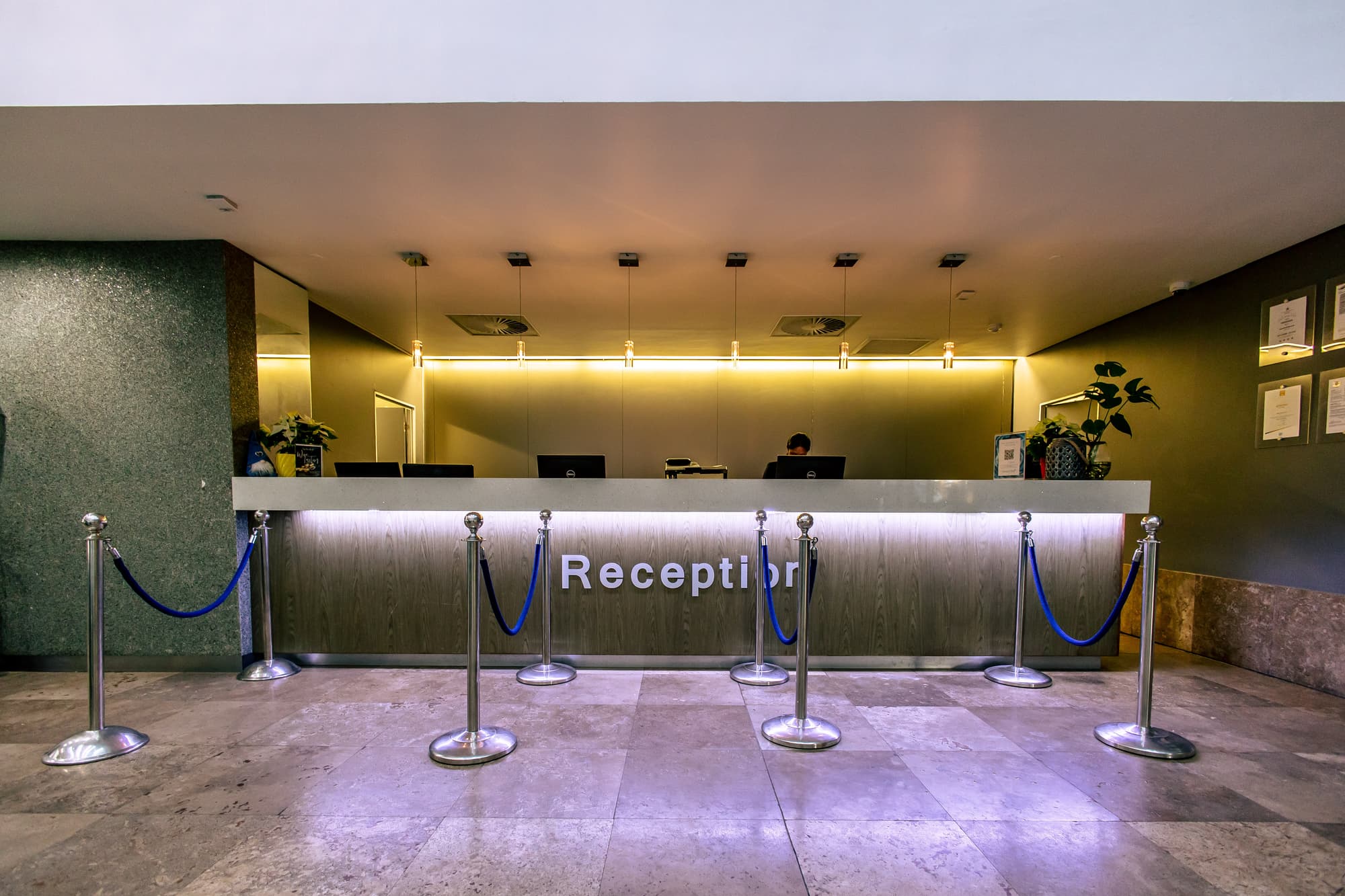 Lagoon Beach Hotel, Lobby