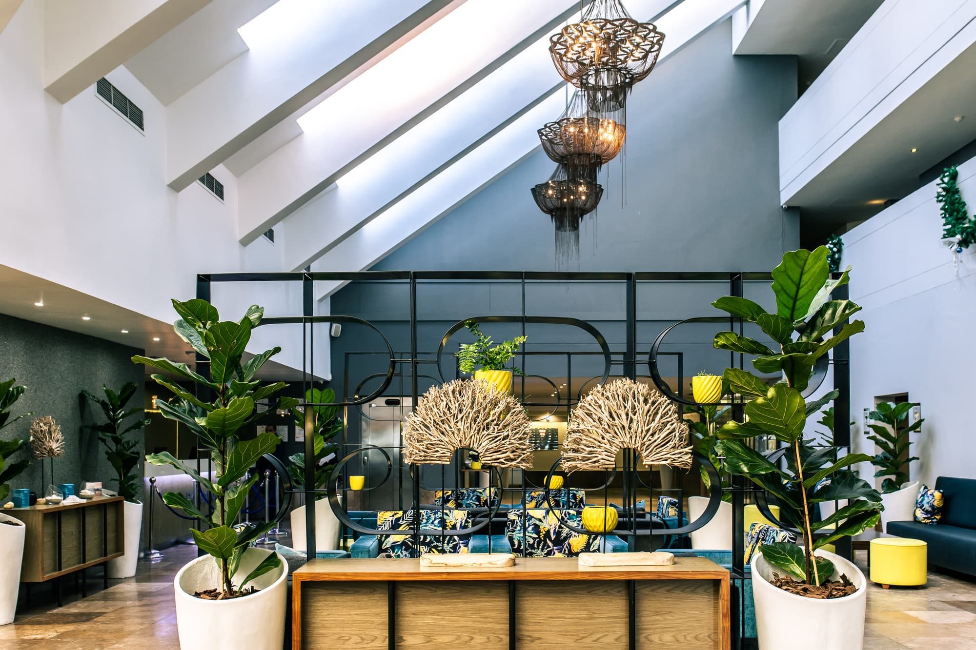 Lagoon Beach Hotel, Lobby