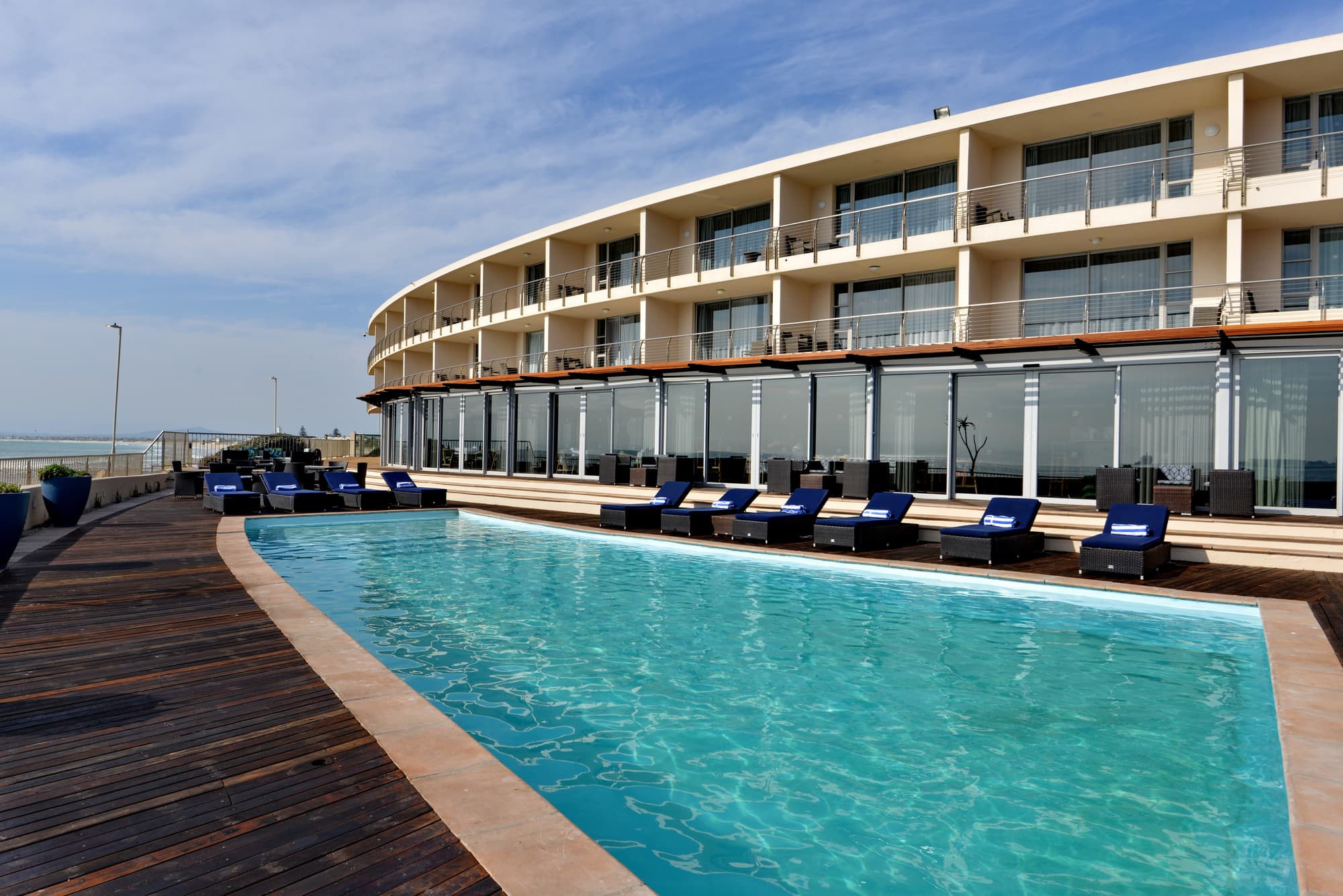 Lagoon Beach Hotel, Pool