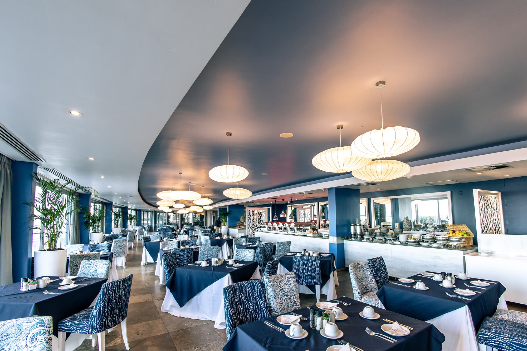 Lagoon Beach Hotel, Restaurant