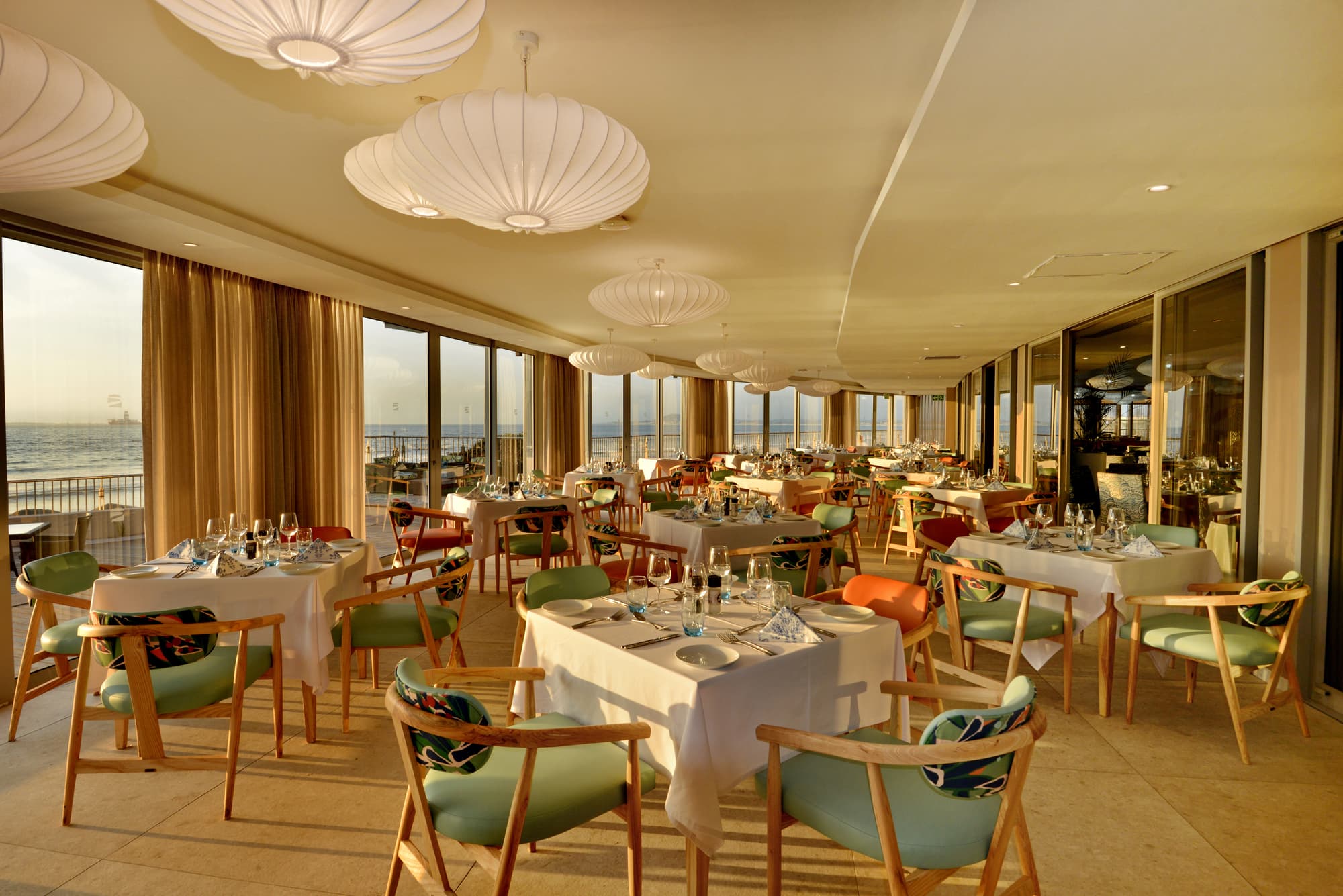 Lagoon Beach Hotel, Restaurant