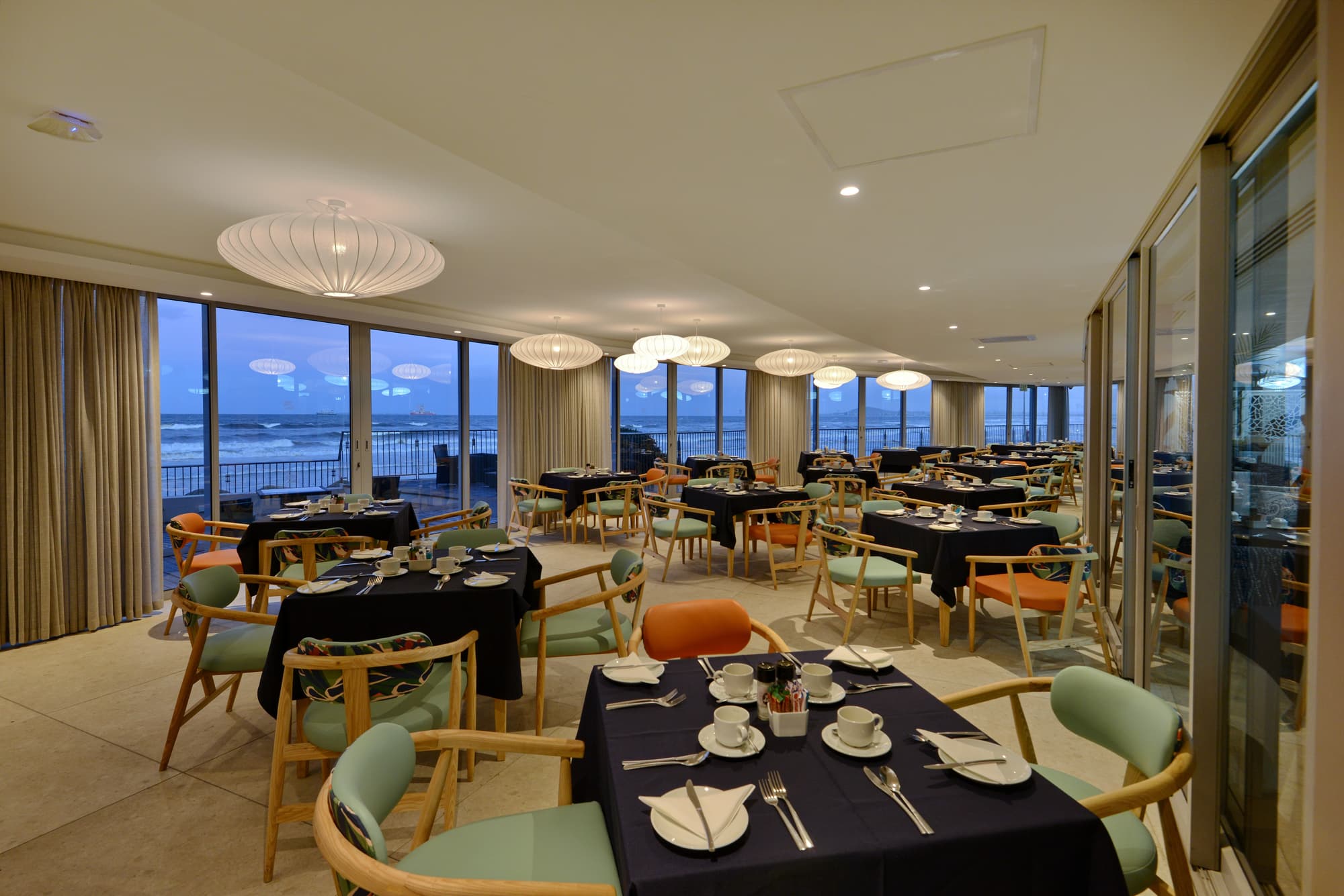 Lagoon Beach Hotel, Restaurant