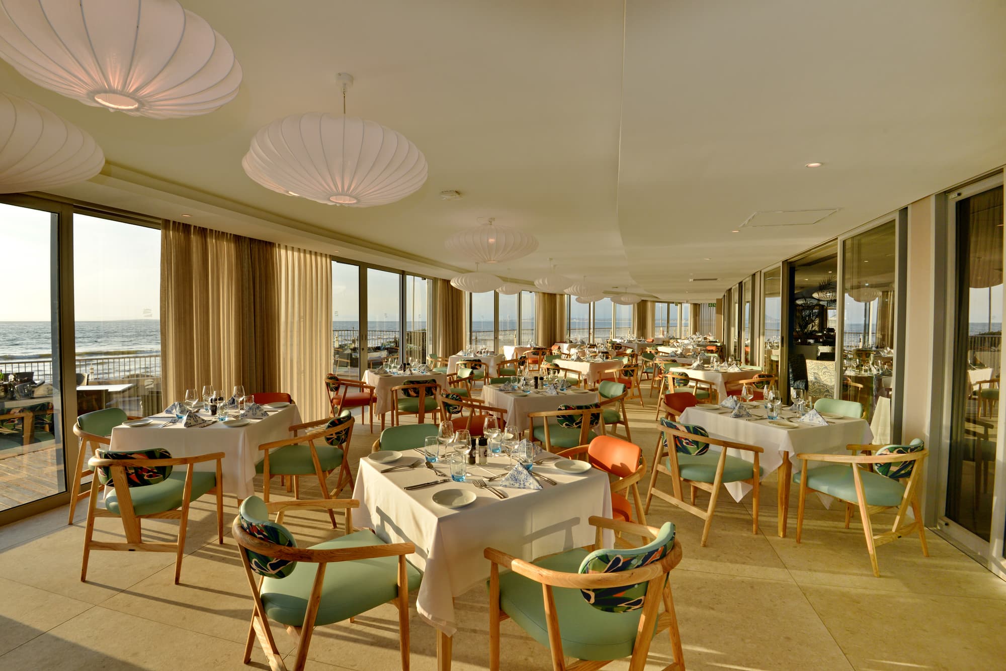 Lagoon Beach Hotel, Restaurant