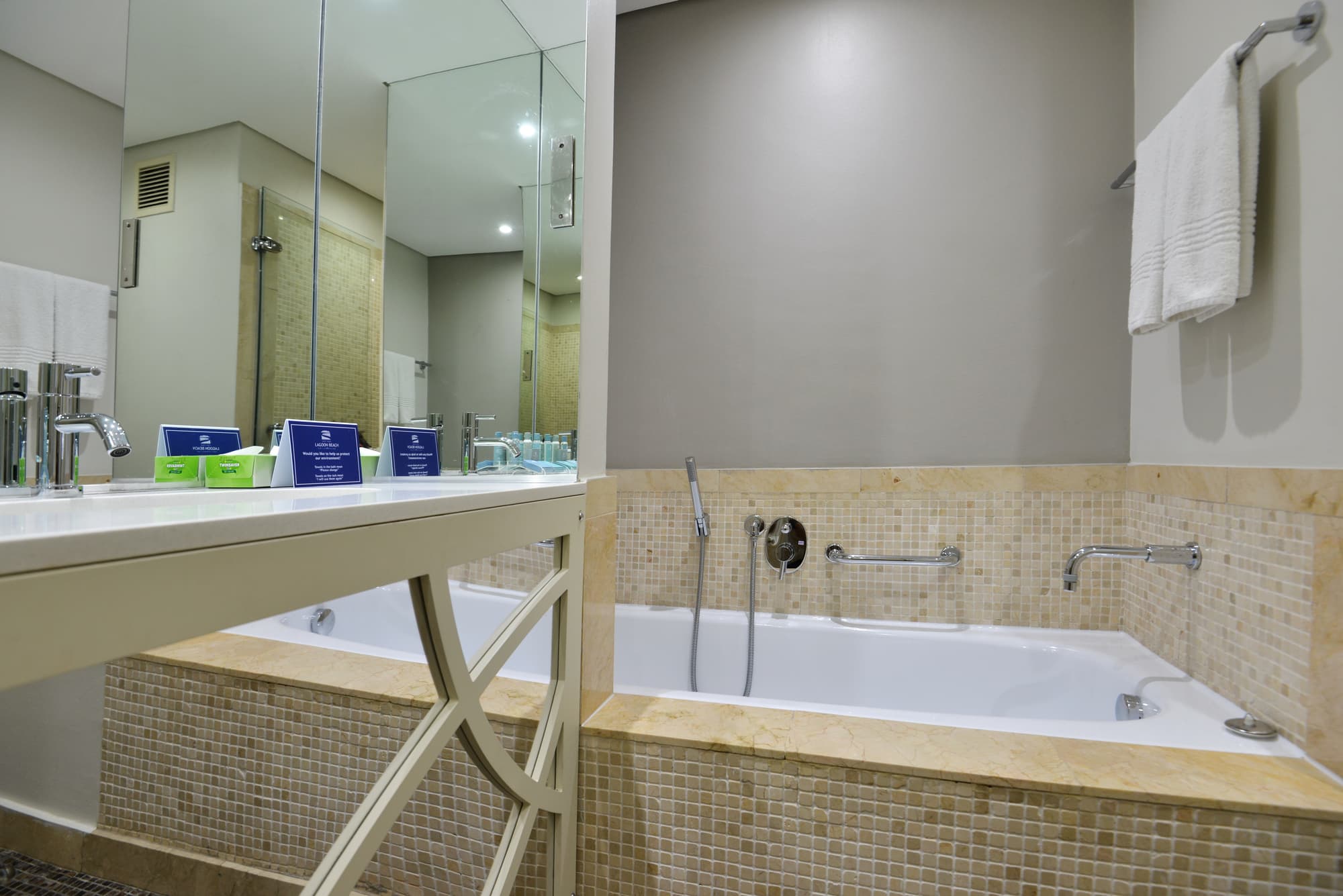 Lagoon Beach Hotel, Room