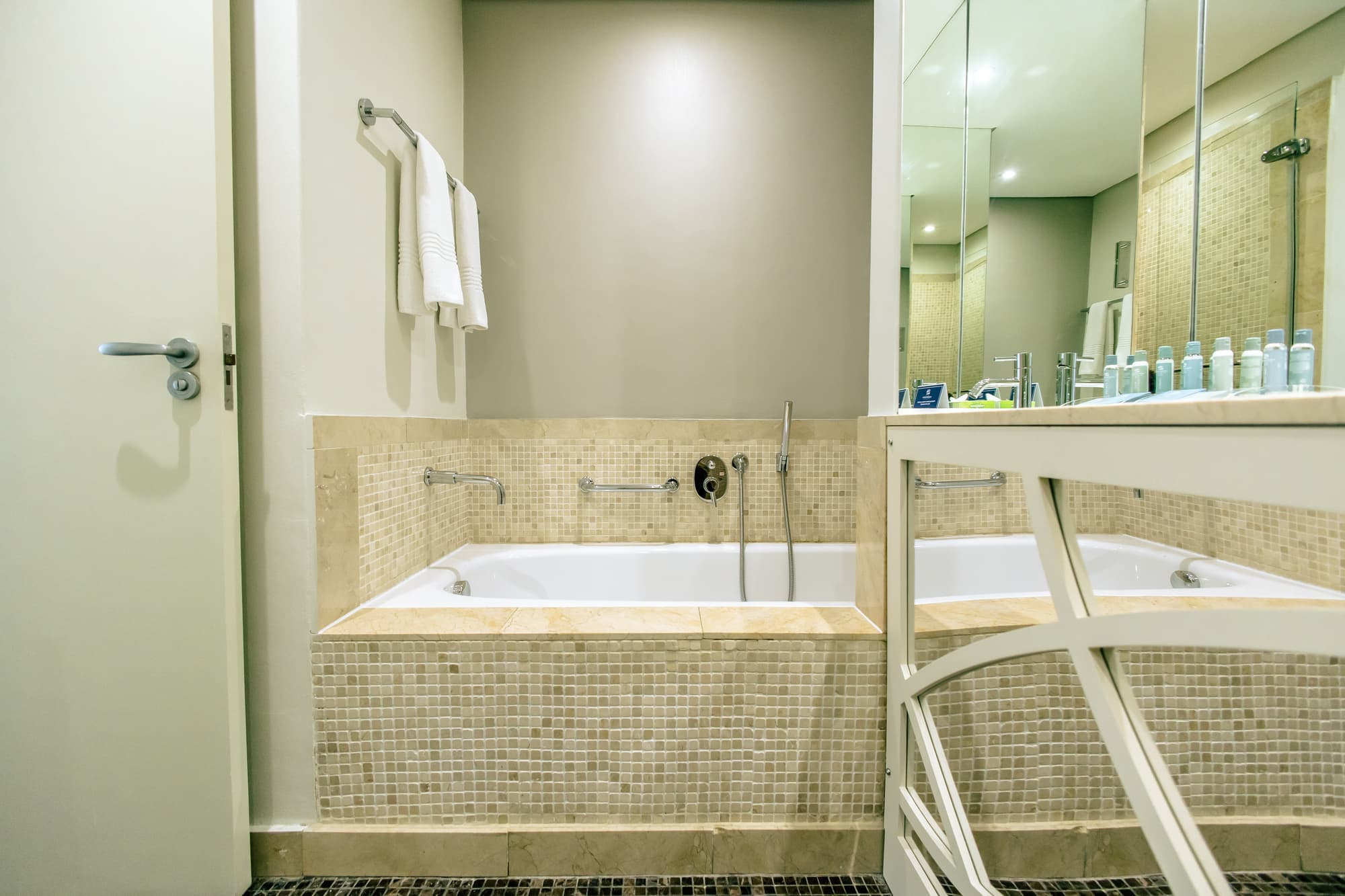 Lagoon Beach Hotel, Room