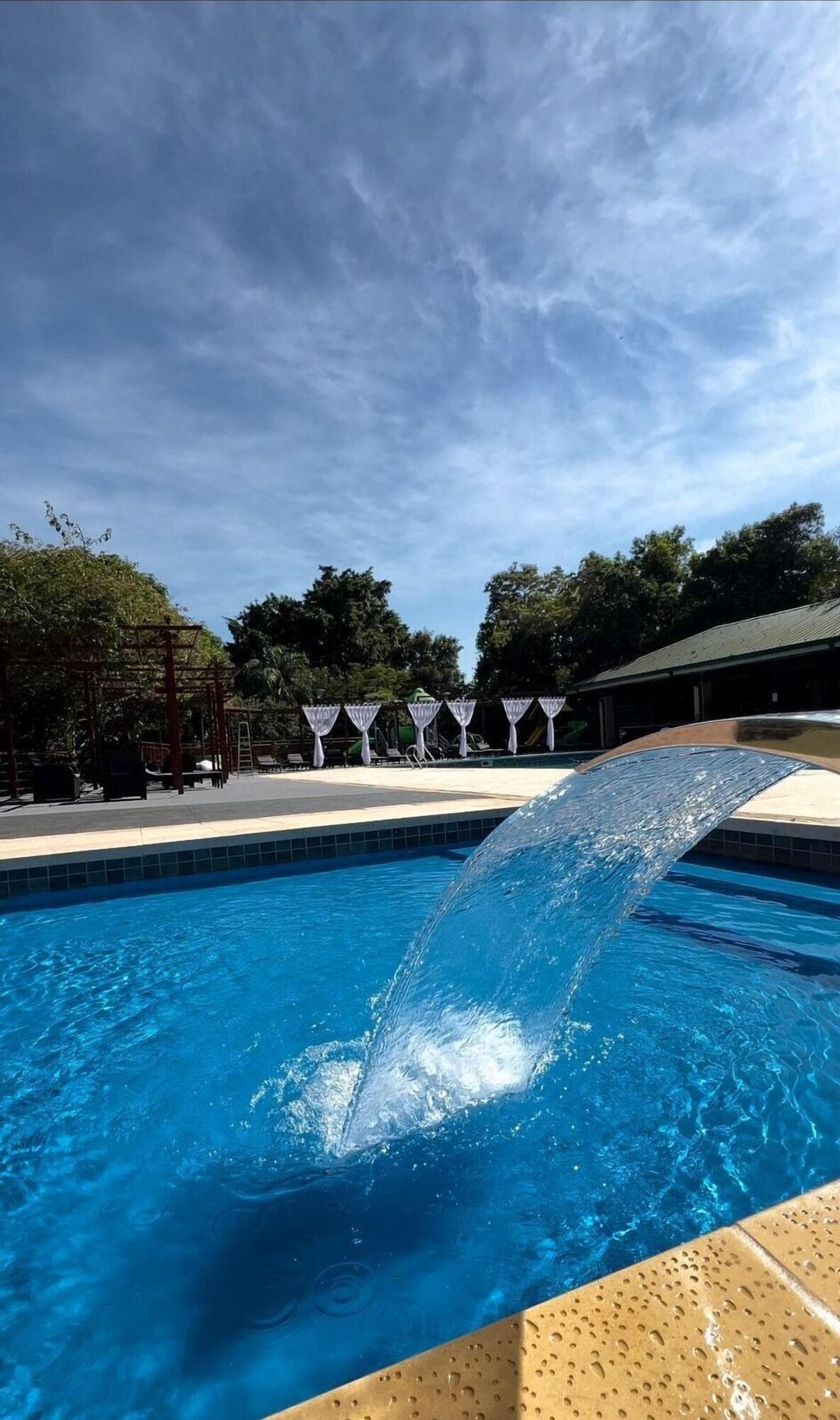 Raices Esturion, Pool