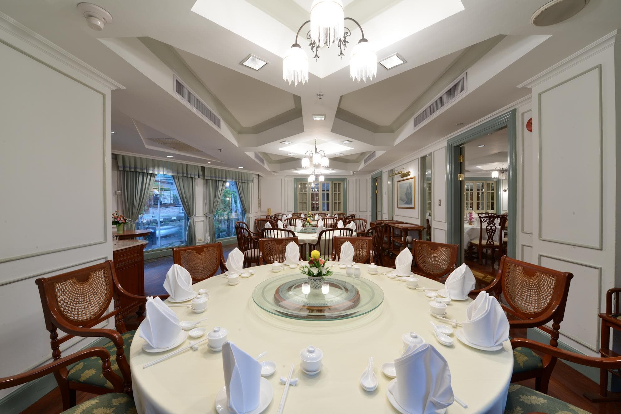 Evergreen Laurel Bangkok, Restaurant