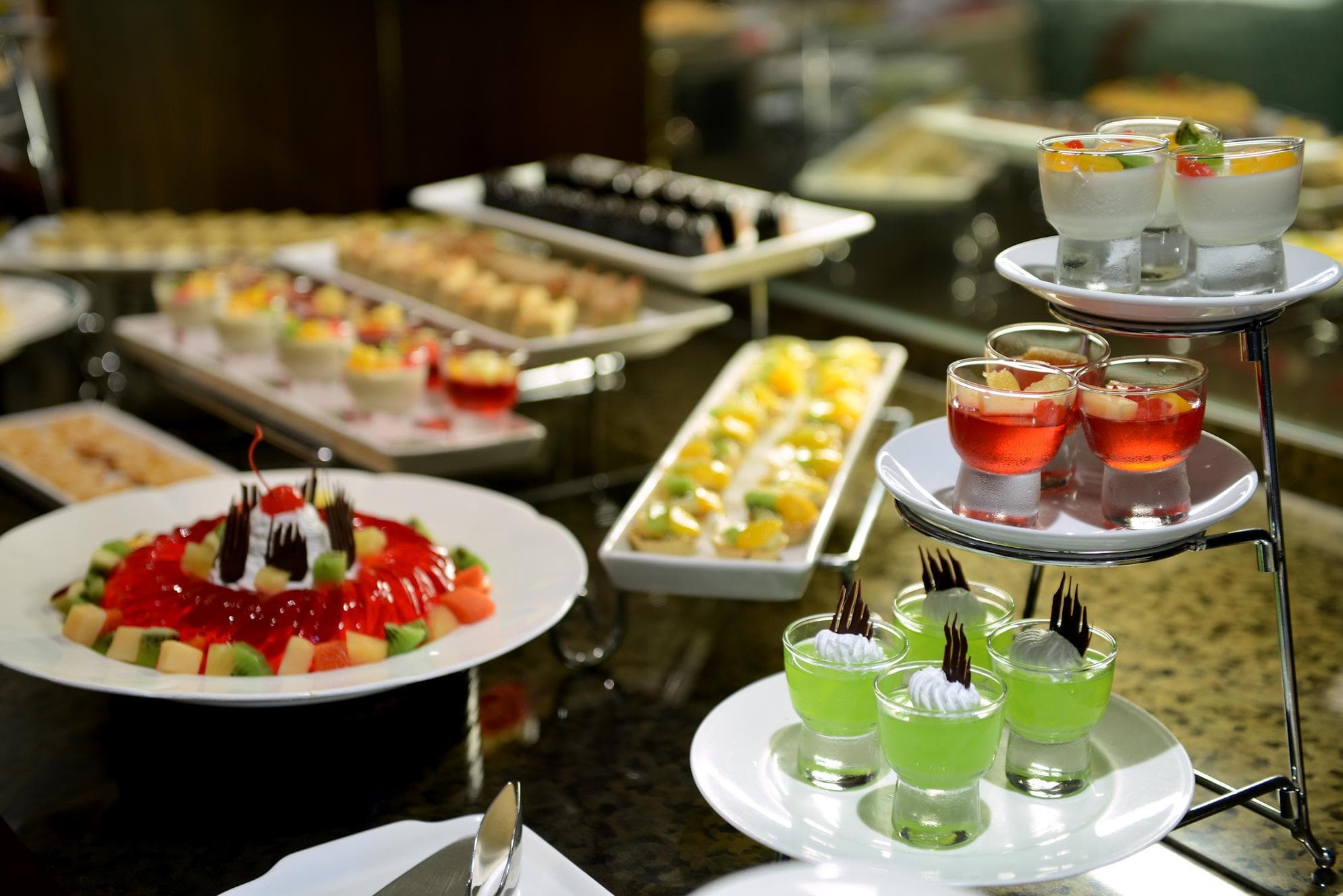 Evergreen Laurel Bangkok, Restaurant