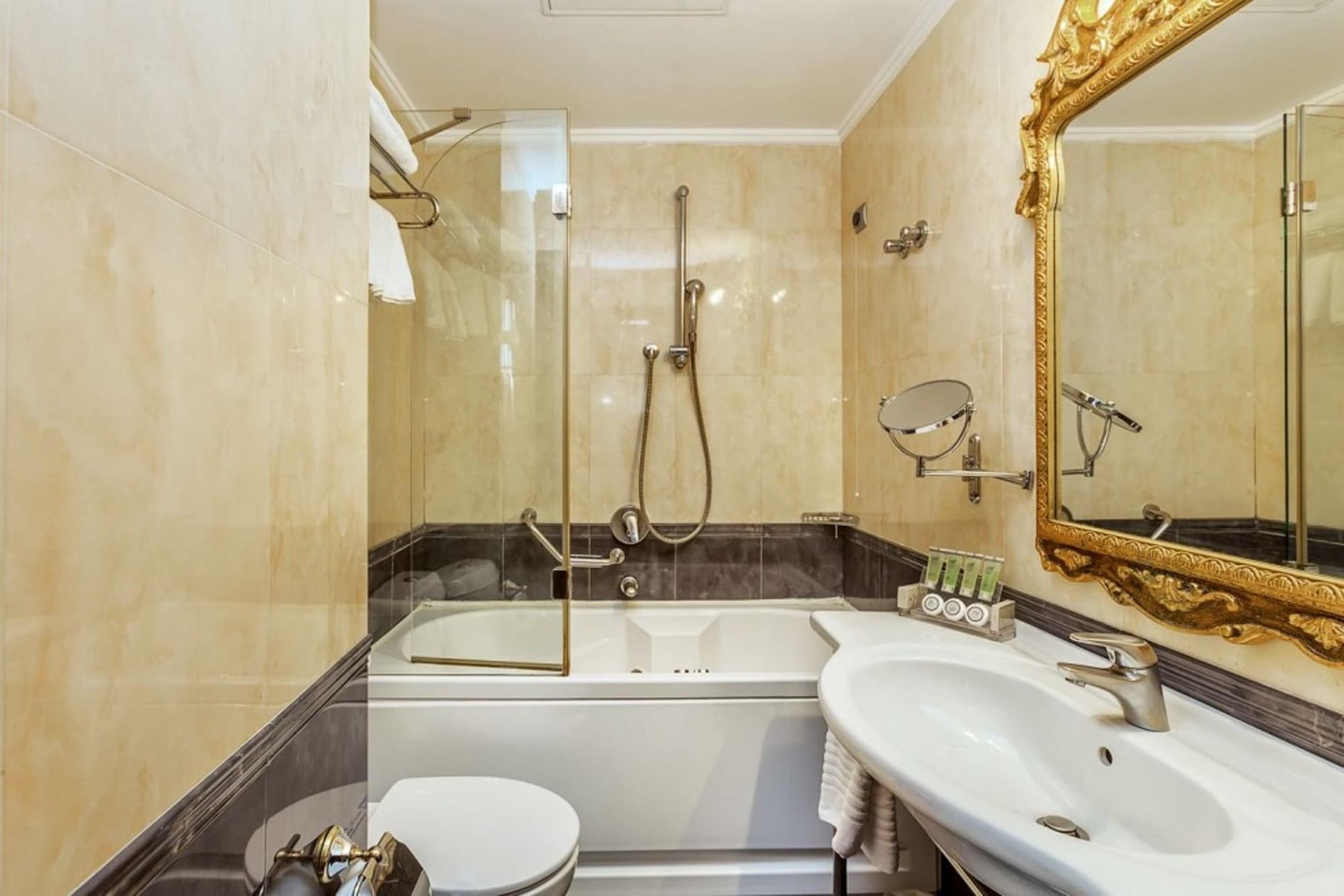 Egnatia Palace, Room