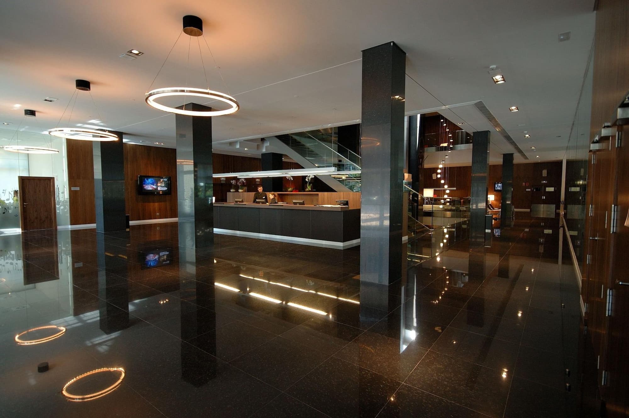 Primus Valencia, Lobby