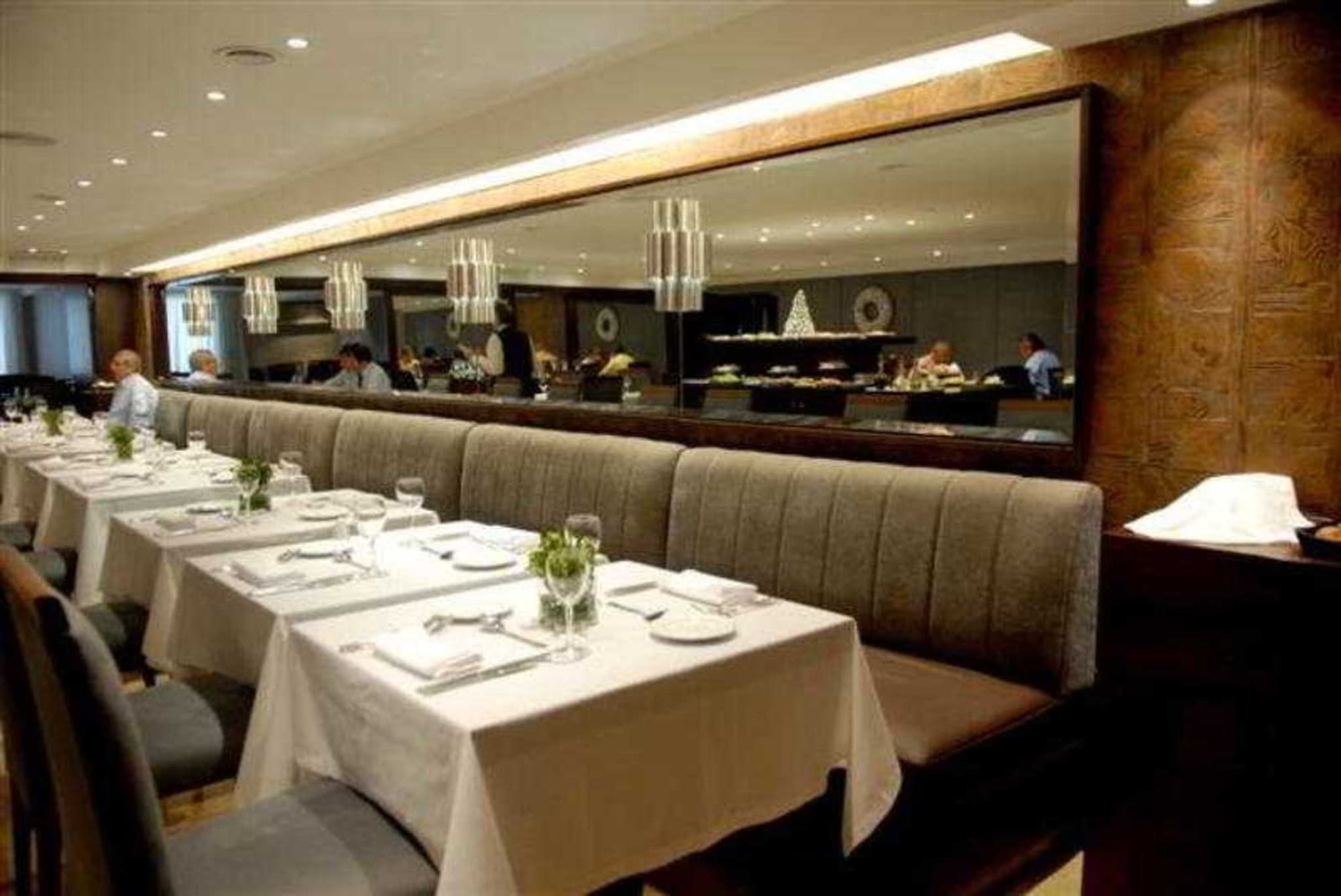 Grand King, Restaurant